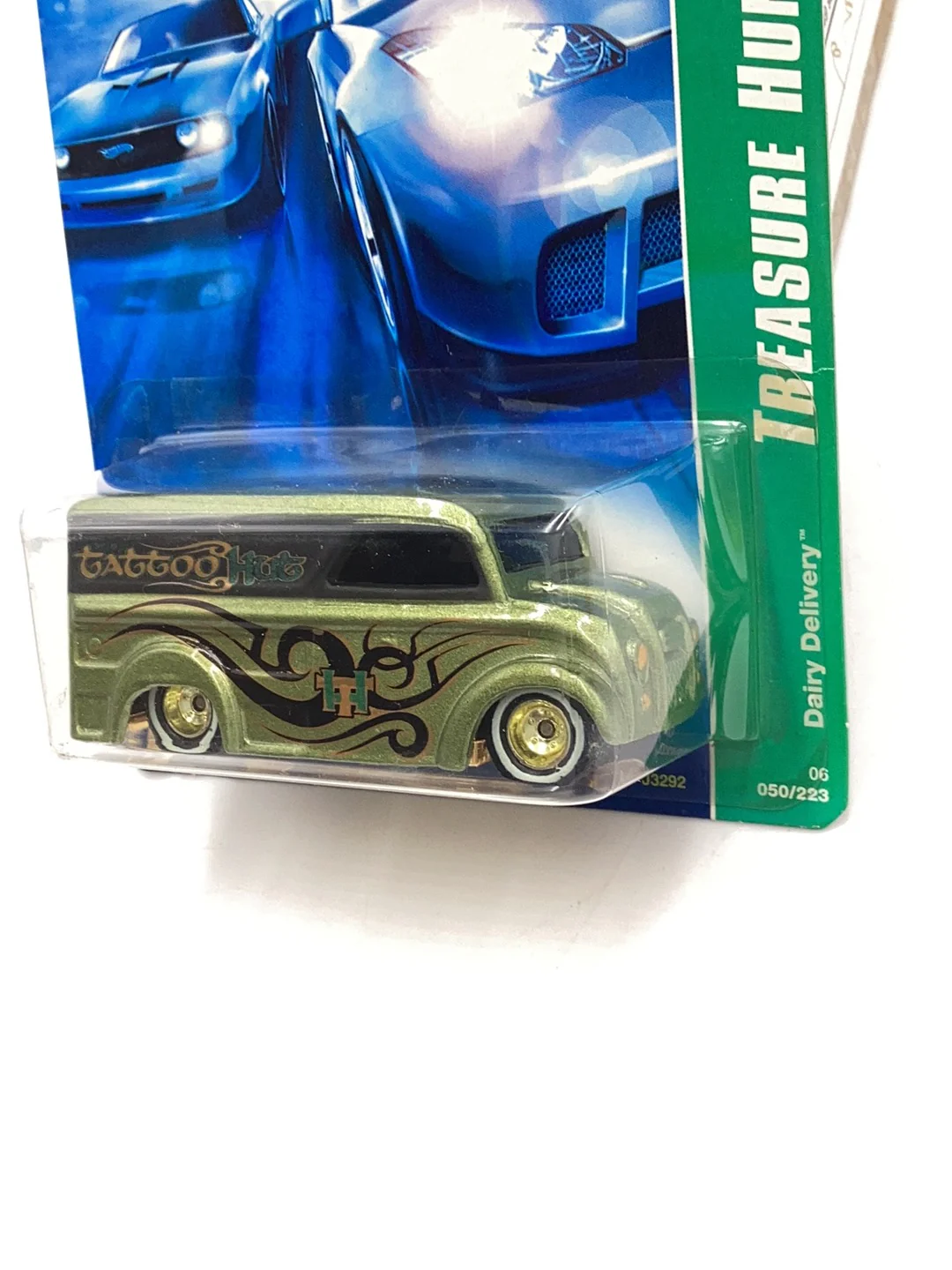 2006 Hot Wheels Treasure Hunt #50 Dairy Delivery with protector - Image 4