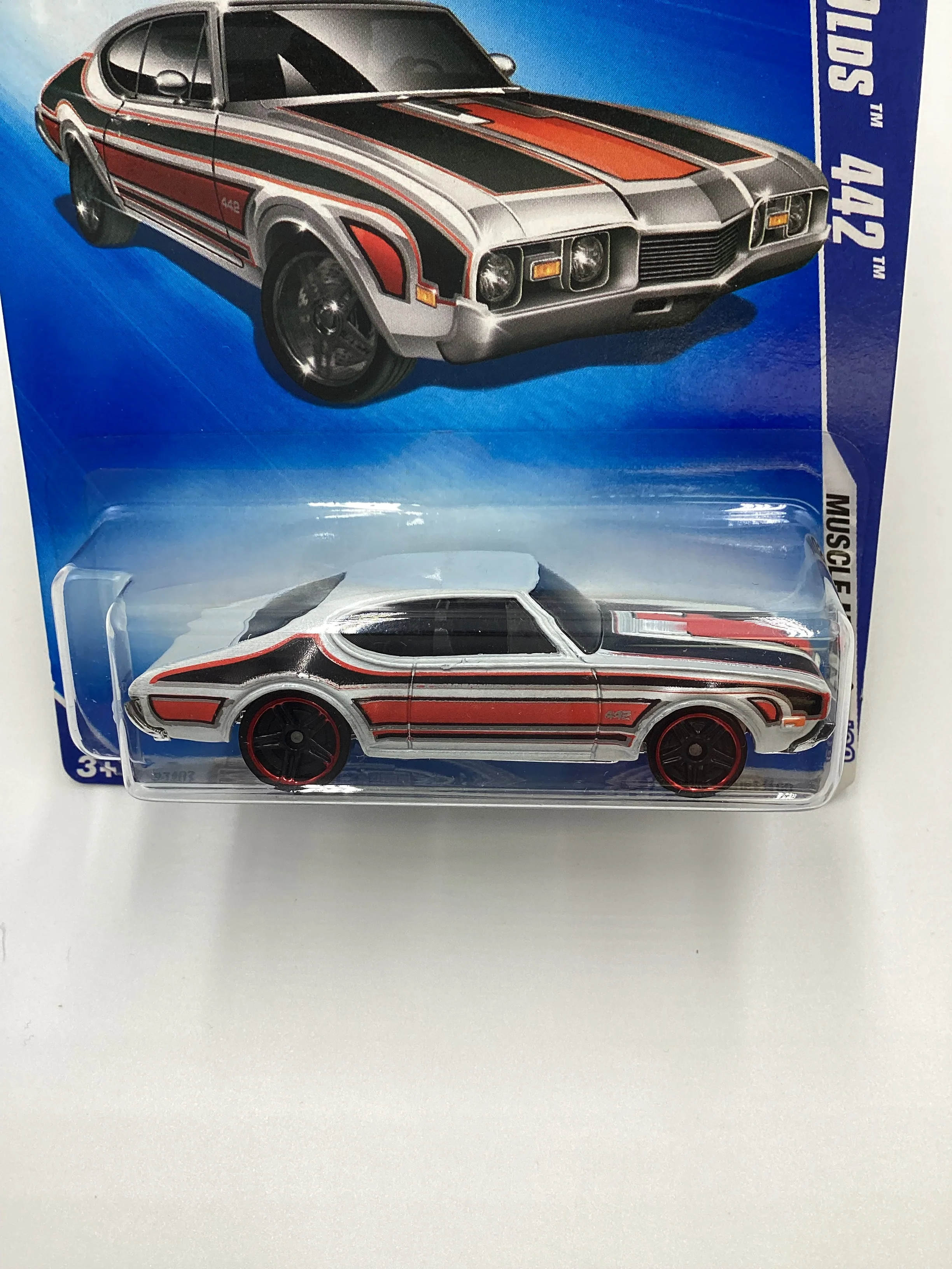2009 Hot Wheels #082 Olds 442 White/Black/Red - Image 3