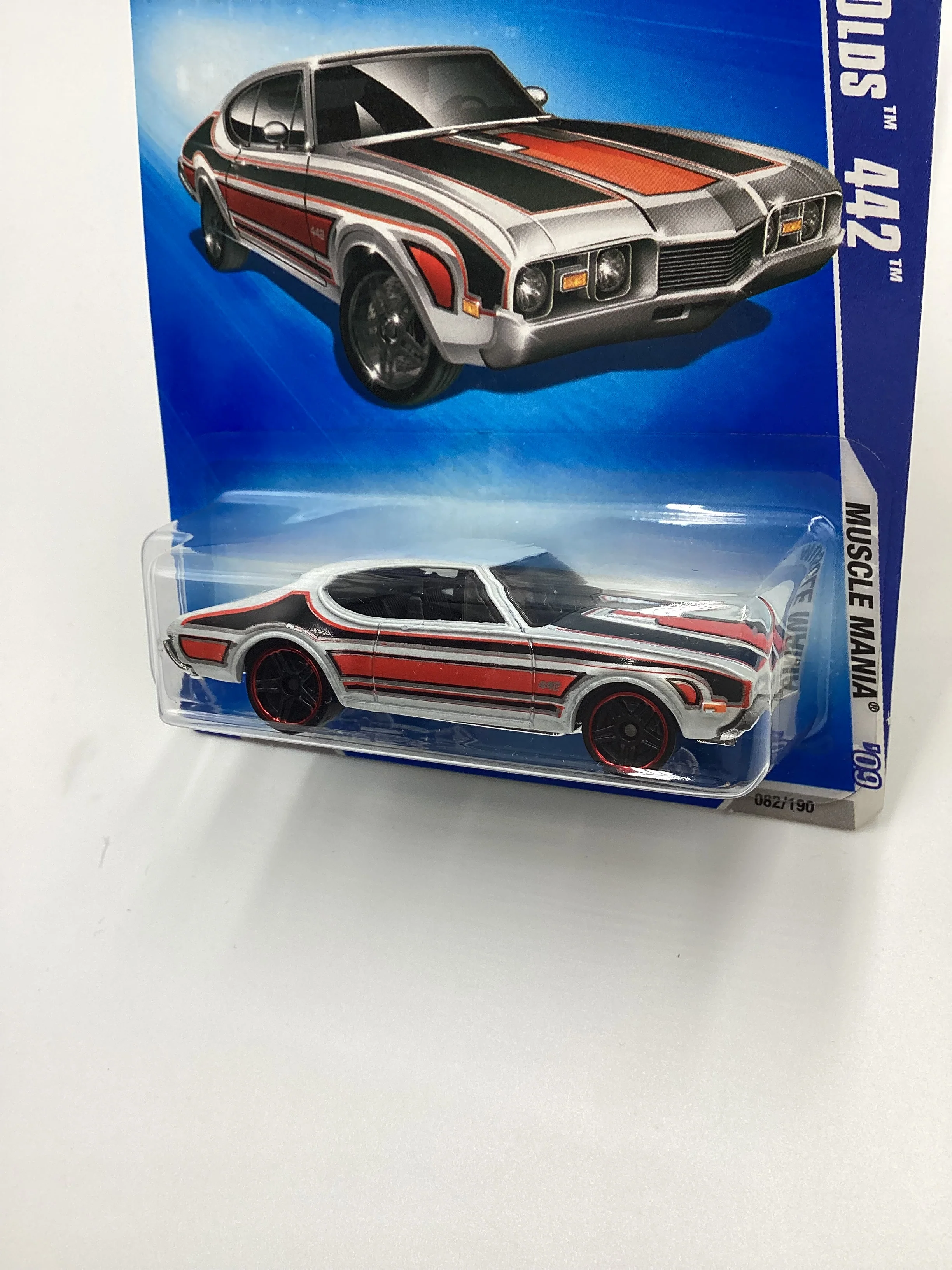 2009 Hot Wheels #082 Olds 442 White/Black/Red - Image 4