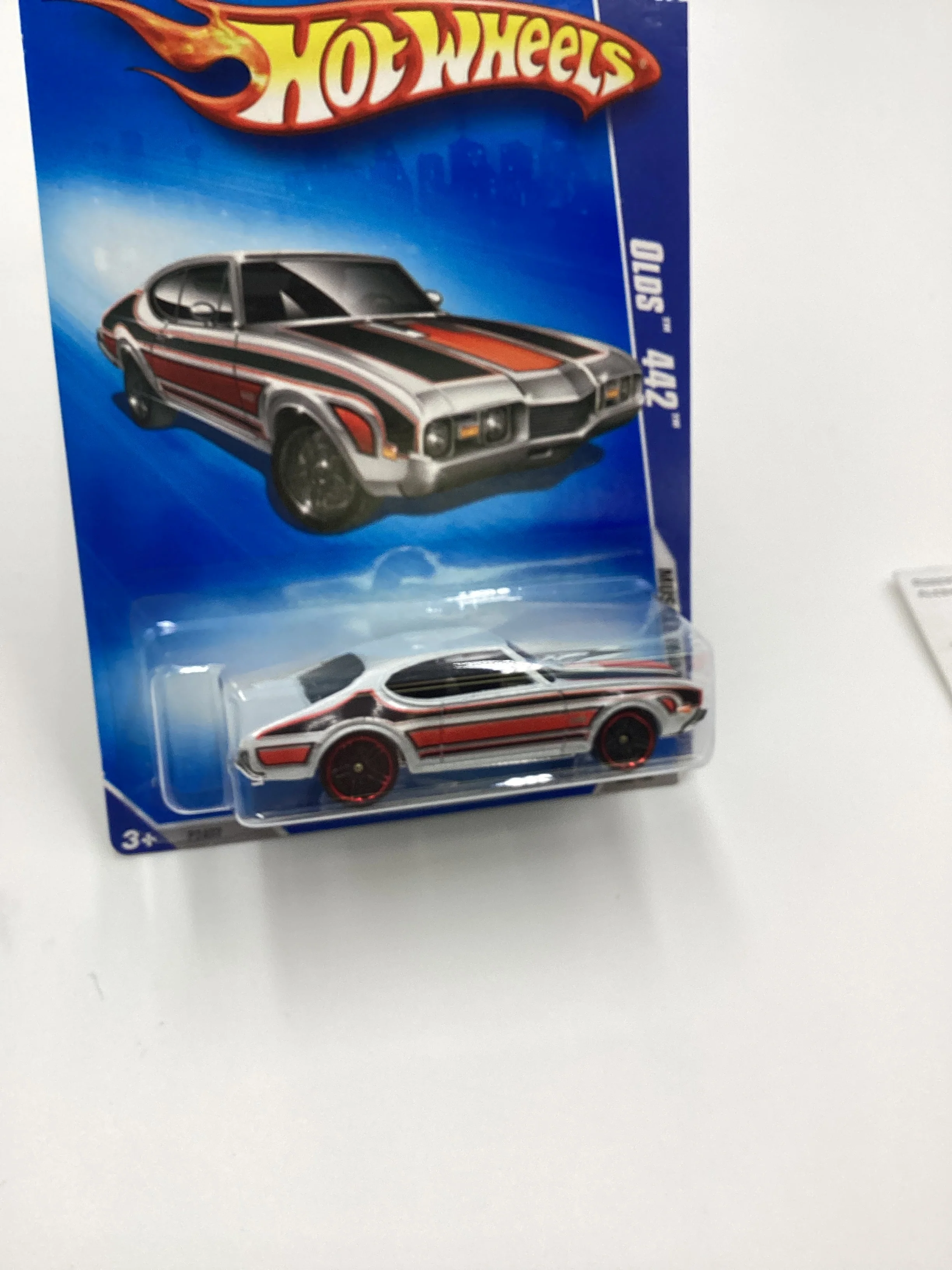 2009 Hot Wheels #082 Olds 442 White/Black/Red - Image 5