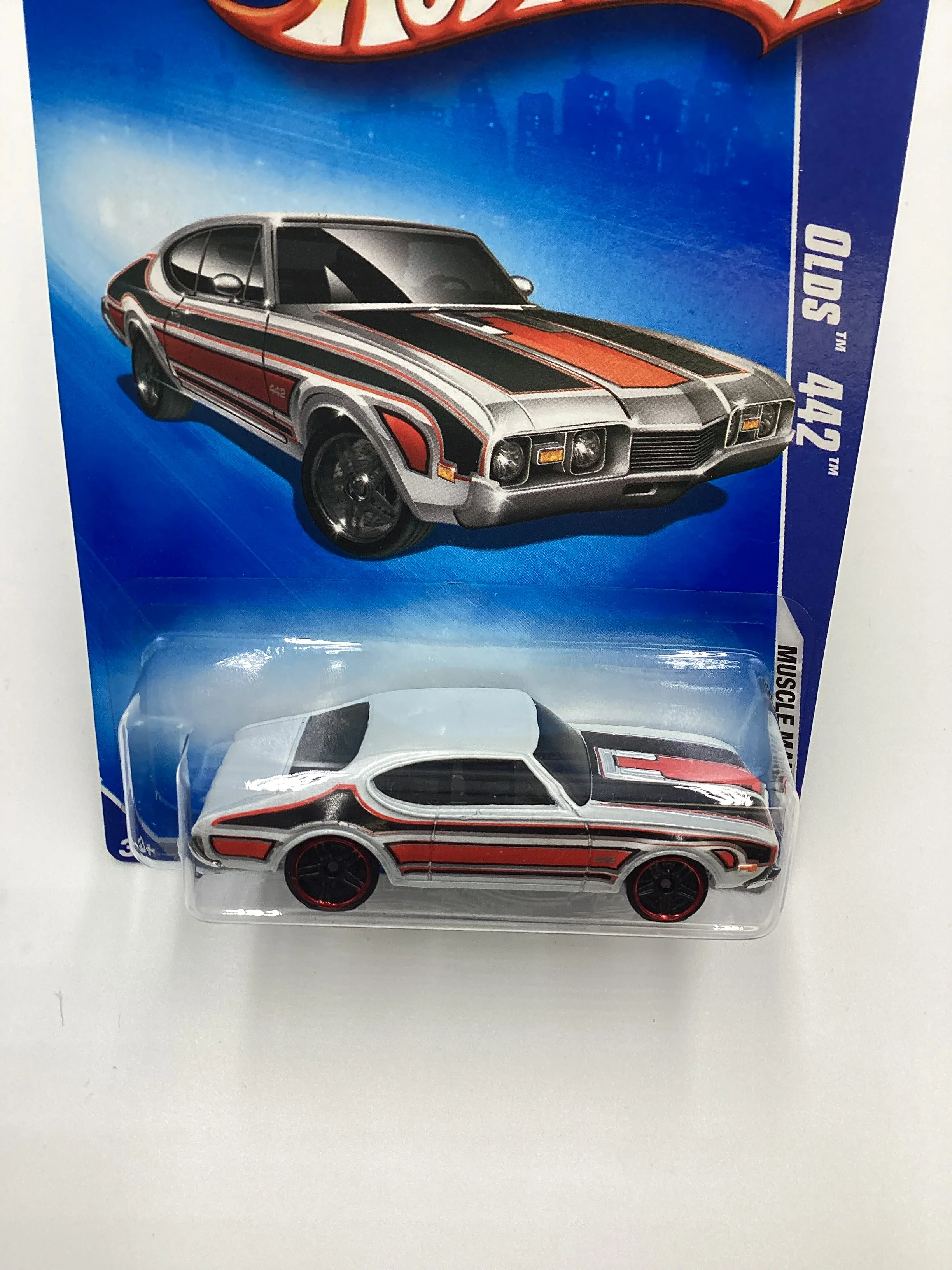 2009 Hot Wheels #082 Olds 442 White/Black/Red - Image 6