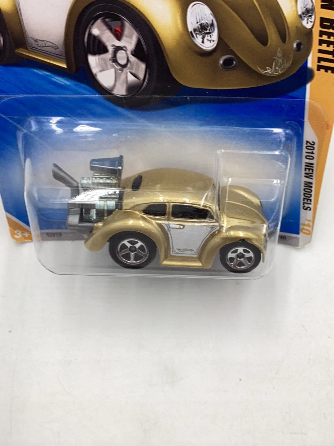2010 Hot Wheels #4 Volkswagen beetle gold 92G - Image 6