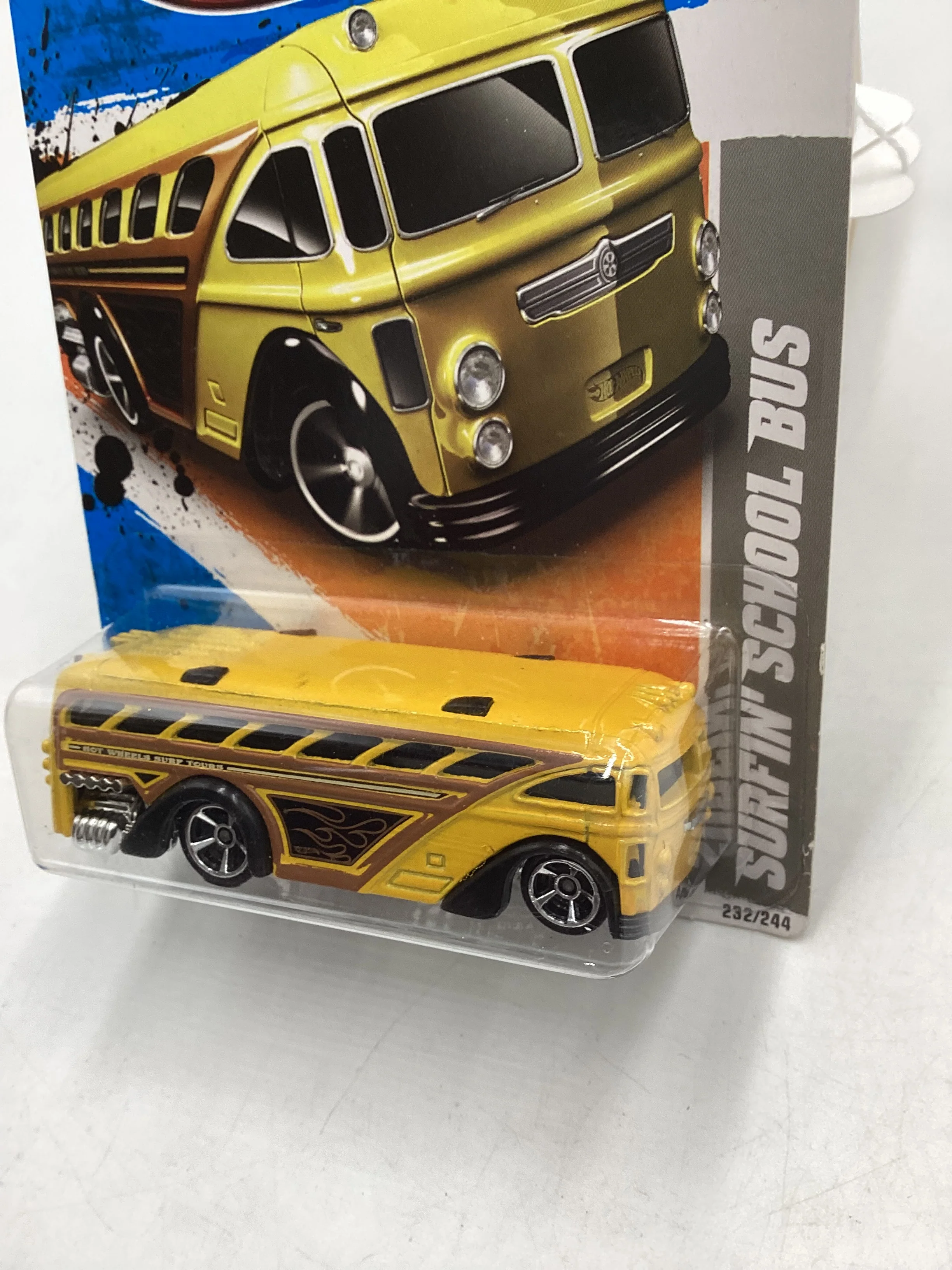2011 Hot wheels #232 Surfin School Bus Yellow 38i - Image 4