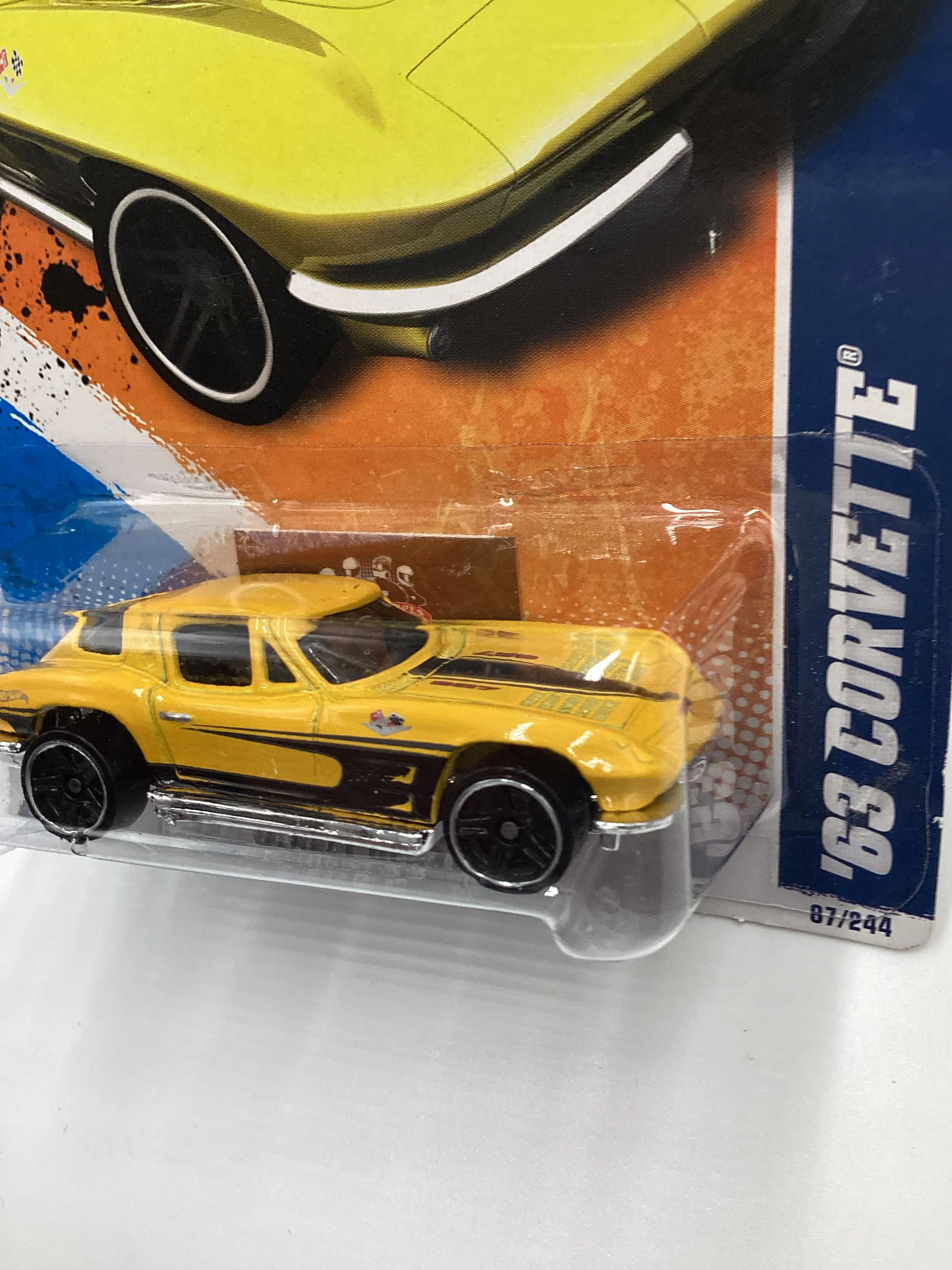 2011 Hot Wheels #87 63 Corvette Yellow 8D - Image 4