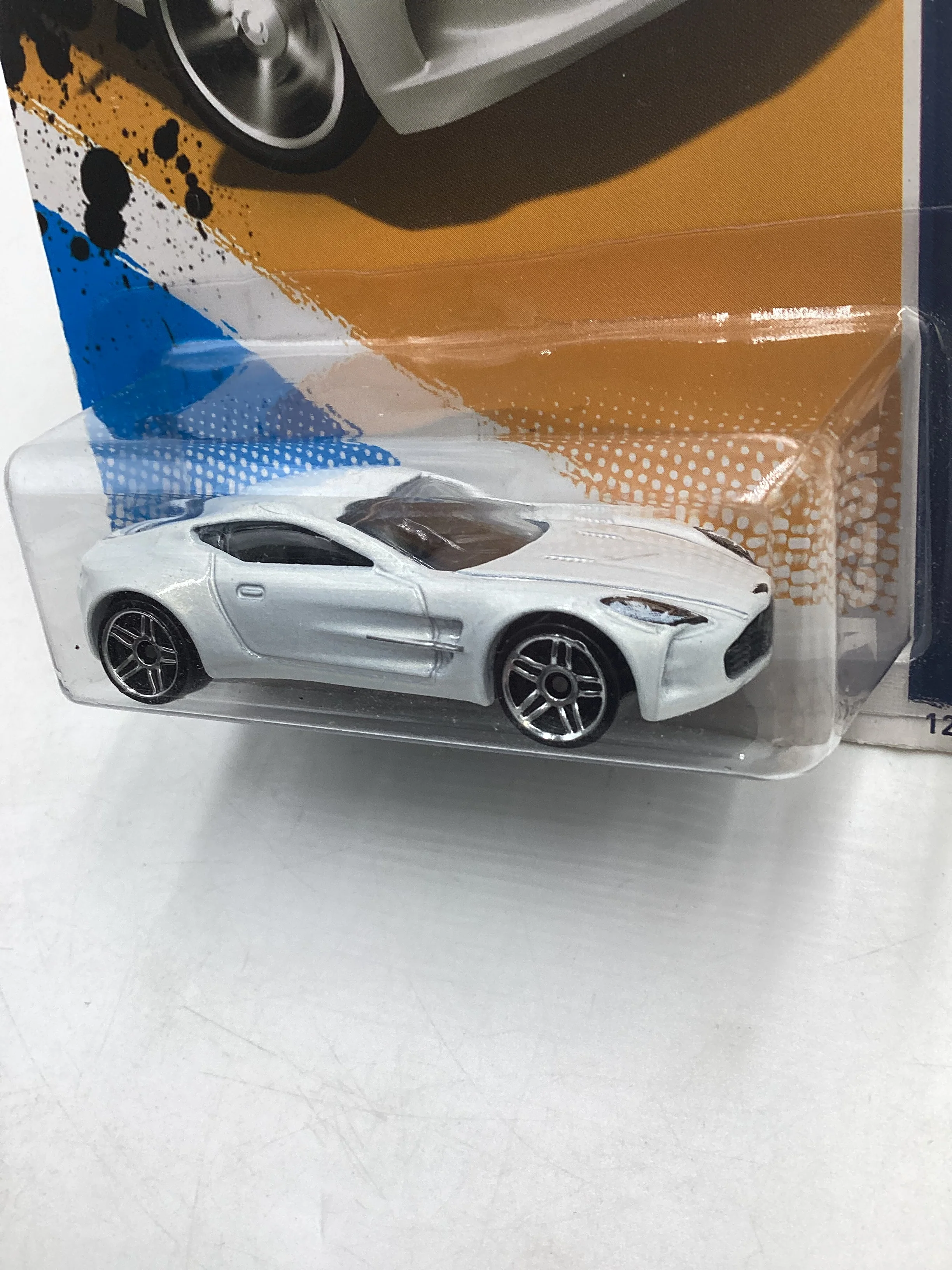 2012 Hot Wheels #123 Aston Martin One-77 White 107D - Image 4