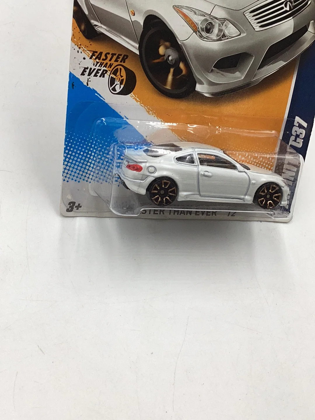 2012 Hot Wheels #94 Infiniti G37 FTE White with protector - Image 3