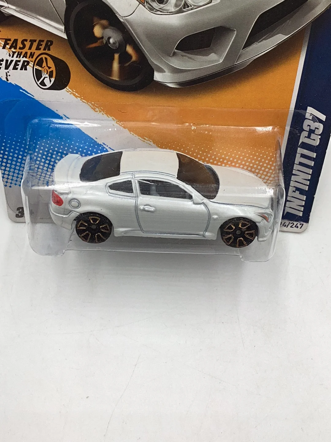 2012 Hot Wheels #94 Infiniti G37 FTE White with protector - Image 5