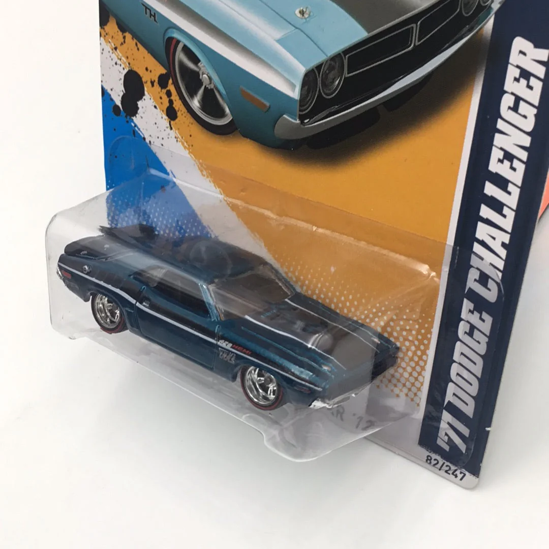 2012 hot wheels super treasure hunt #82 71 Dodge Challenger W/Protector - Image 3
