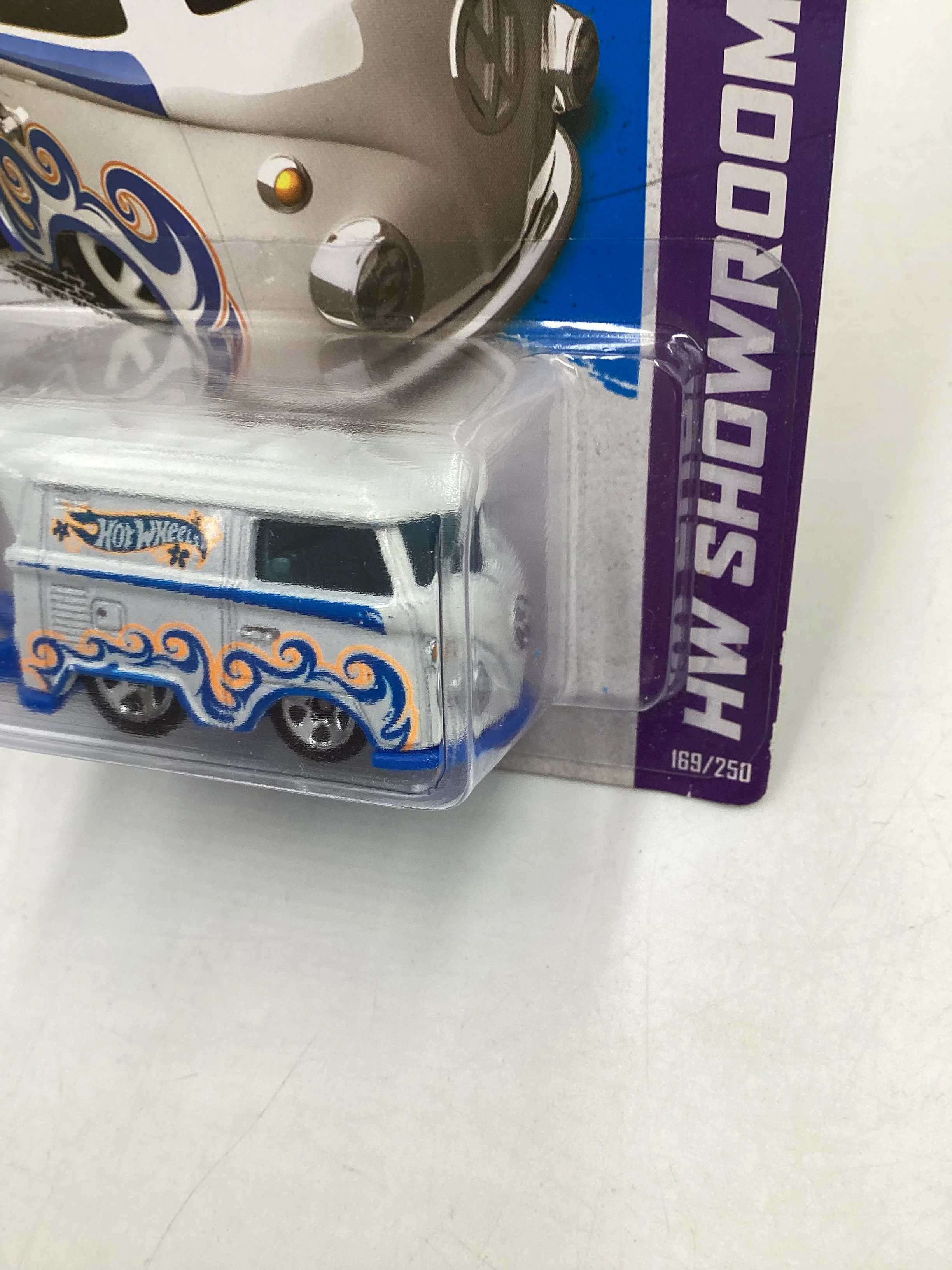 2013 Hot Wheels #169 Volkswagen Kool Kombi White - Image 4