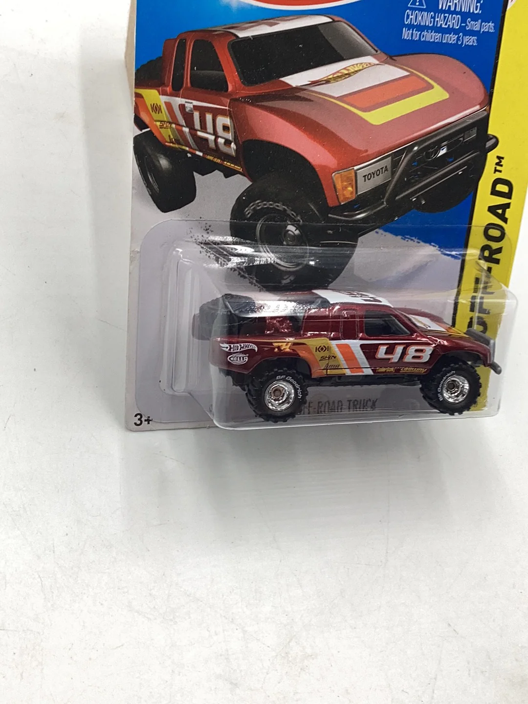 2015 hot wheels super treasure hunt Toyota Off-Road Truck has small crease W/Protector - Image 3