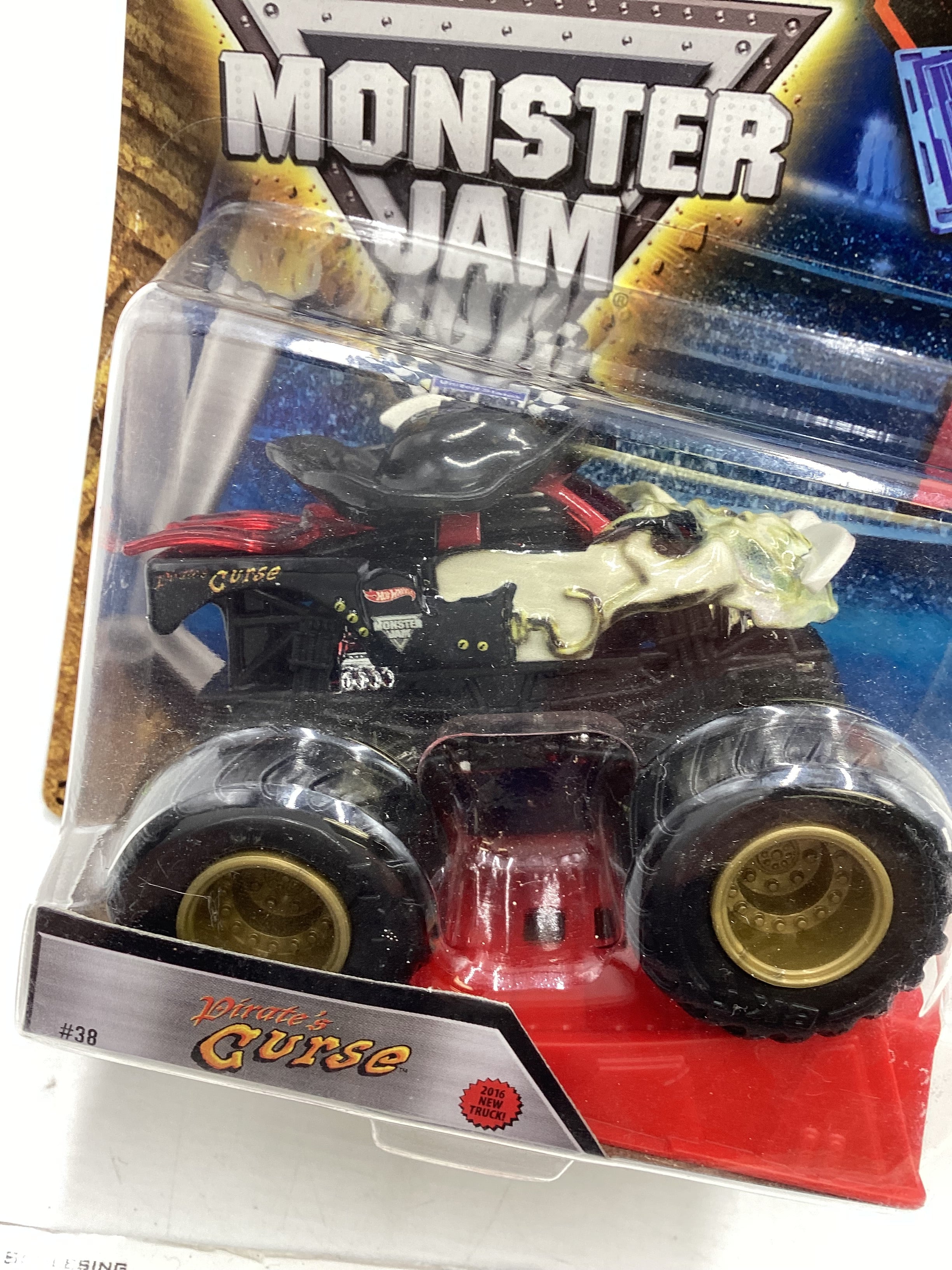 2016 Hot Wheels monster jam #38 Pirates Curse 128A - Image 3