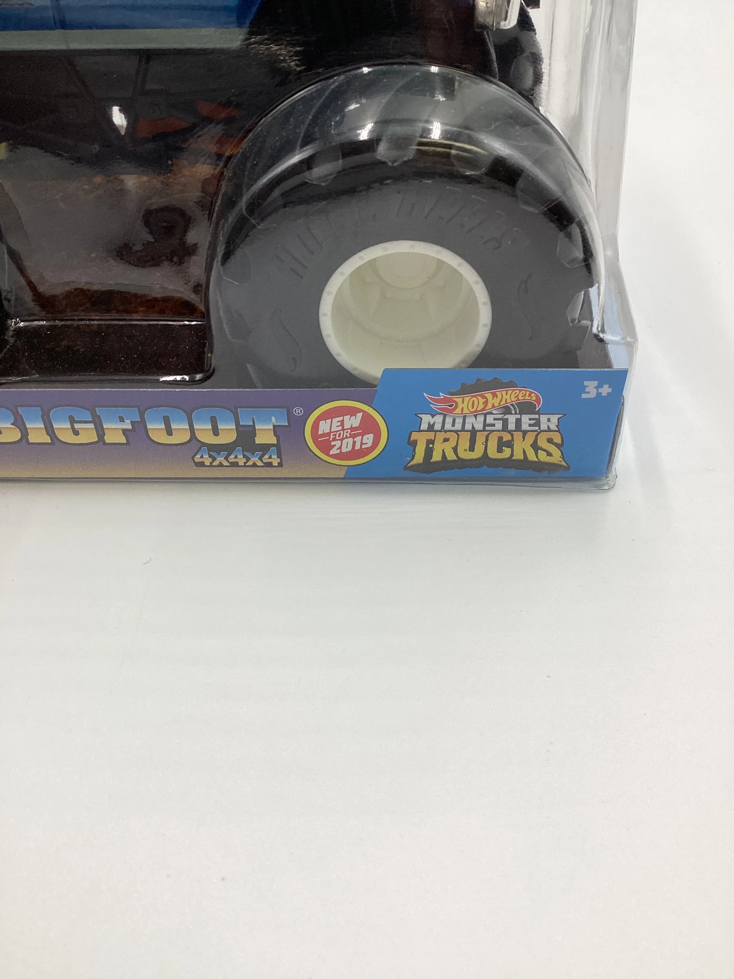 2019 Hot Wheels Monster Trucks Giant Wheels Bigfoot 4x4x4 - Image 6