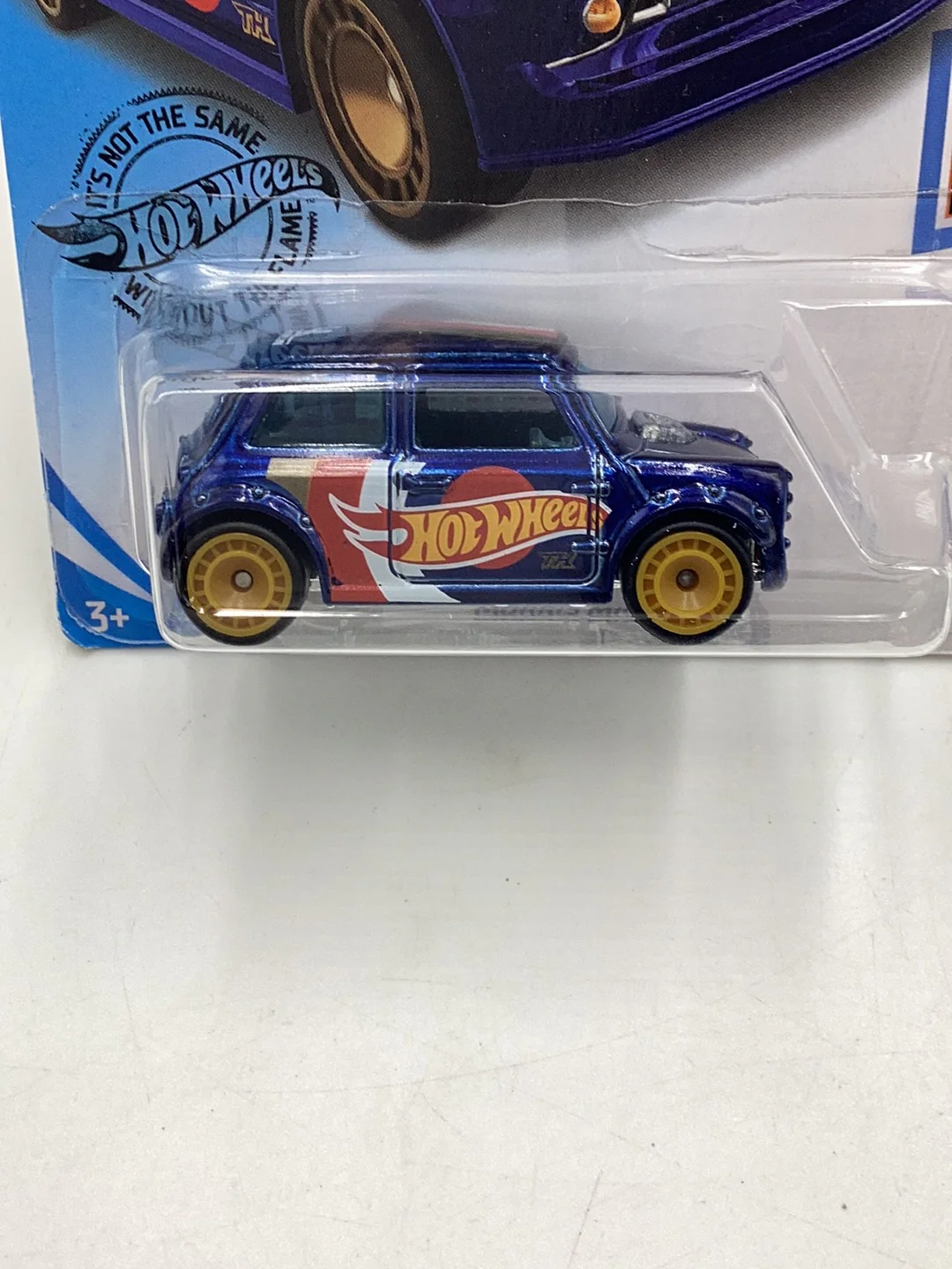 2019 hot wheels super treasure hunt #242 Morris Mini W/Protector - Image 2