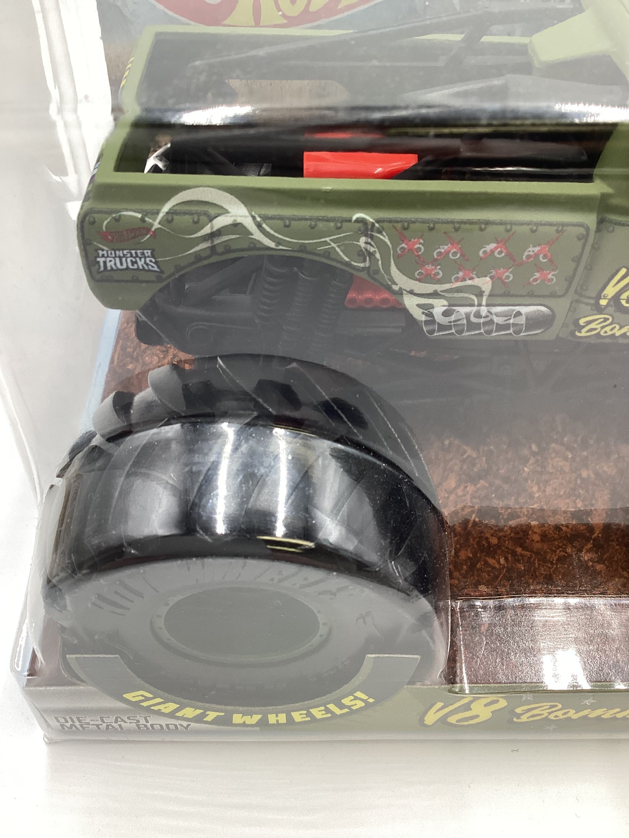 2020 Hot Wheels Monster Trucks Giant Wheels V8 Bomber - Image 4