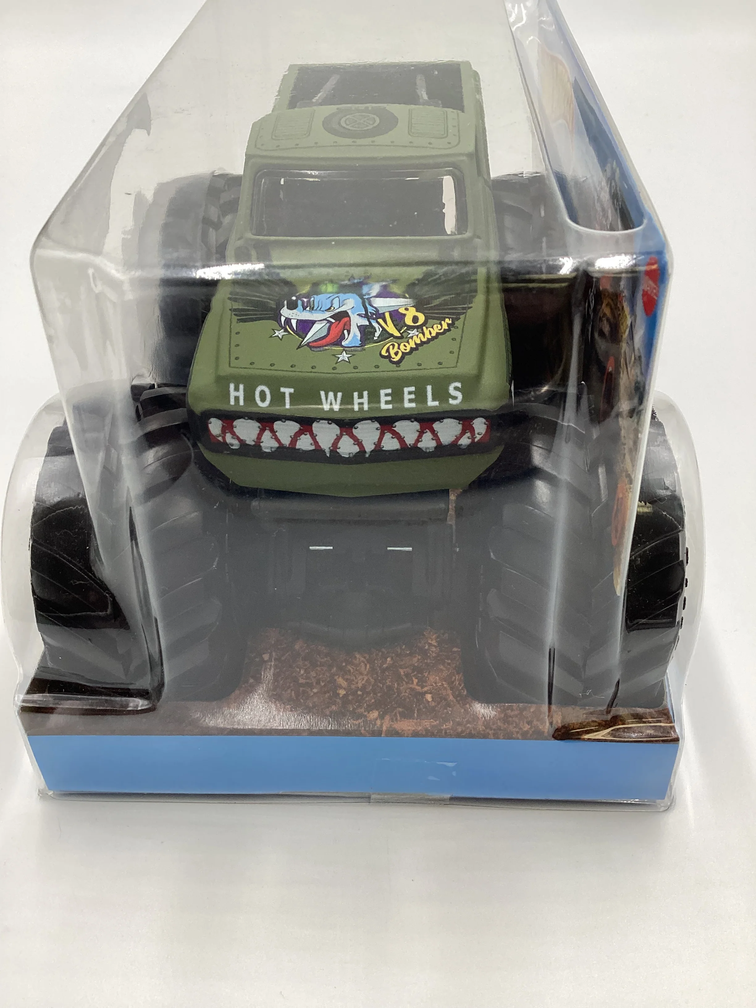 2020 Hot Wheels Monster Trucks Giant Wheels V8 Bomber - Image 9