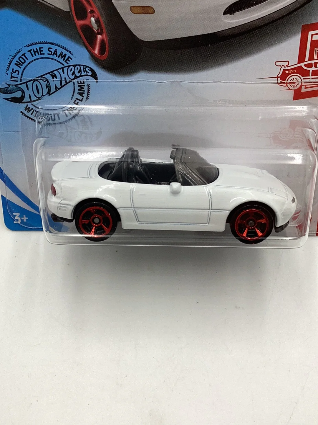 2020 hot wheels red edition #208 91 Mazda MX-5 Miata target red W/protector - Image 3