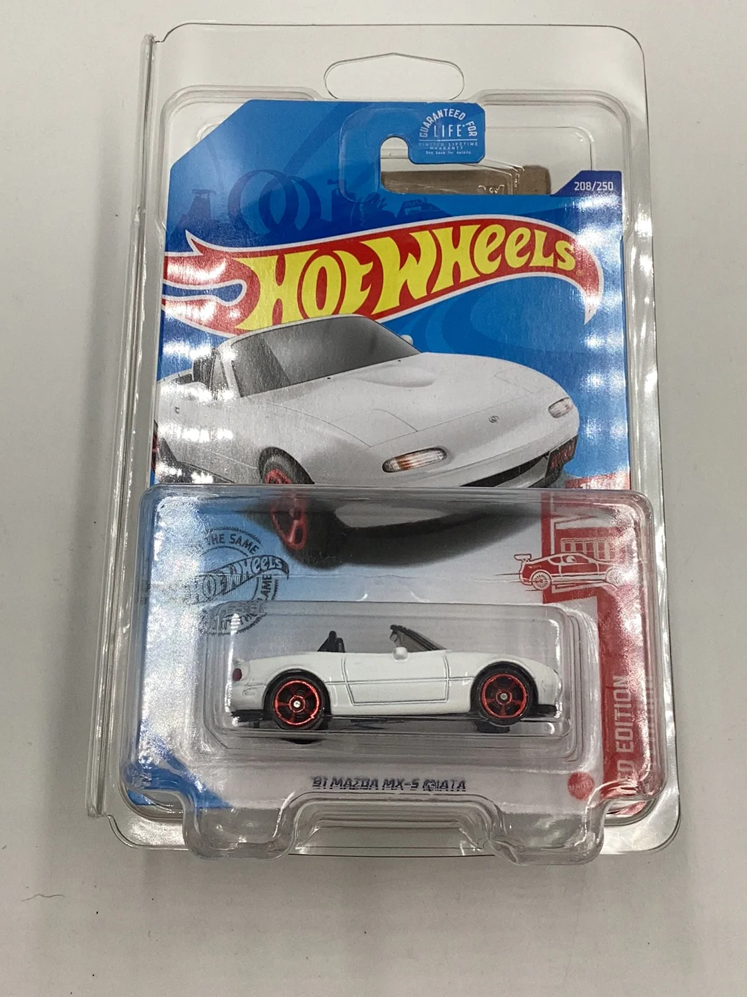 2020 hot wheels red edition #208 91 Mazda MX-5 Miata target red W/protector - Image 8