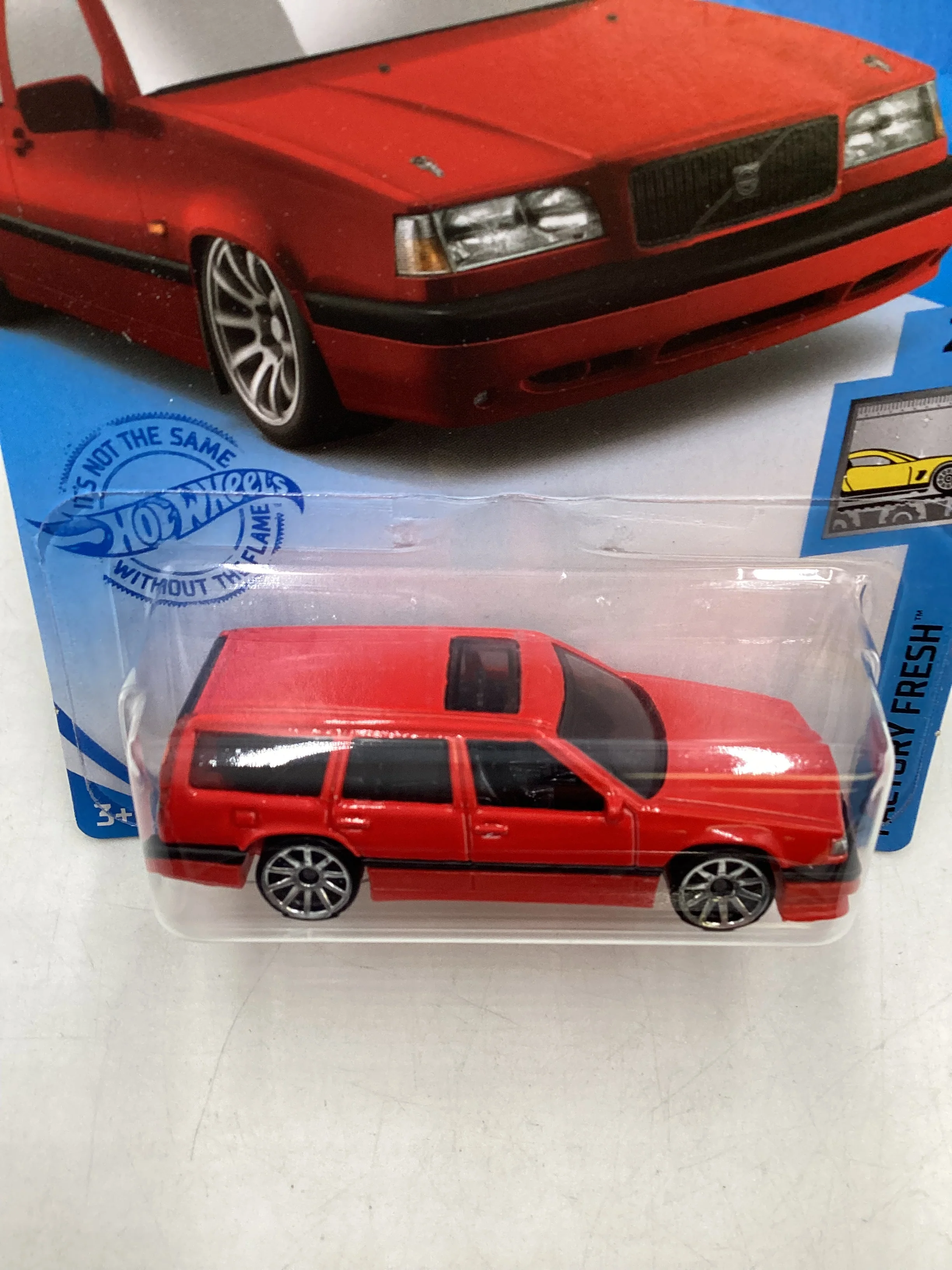 2021 Hot Wheels #43 Volvo 850 Estate Red 92i - Image 5