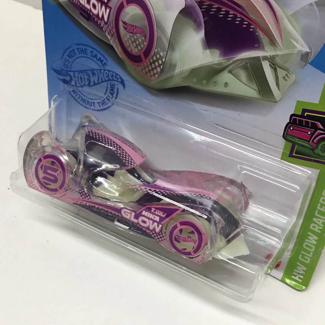 2021 hot wheels #42 Cloak and Dagger glow n the dark UU9 - Image 2