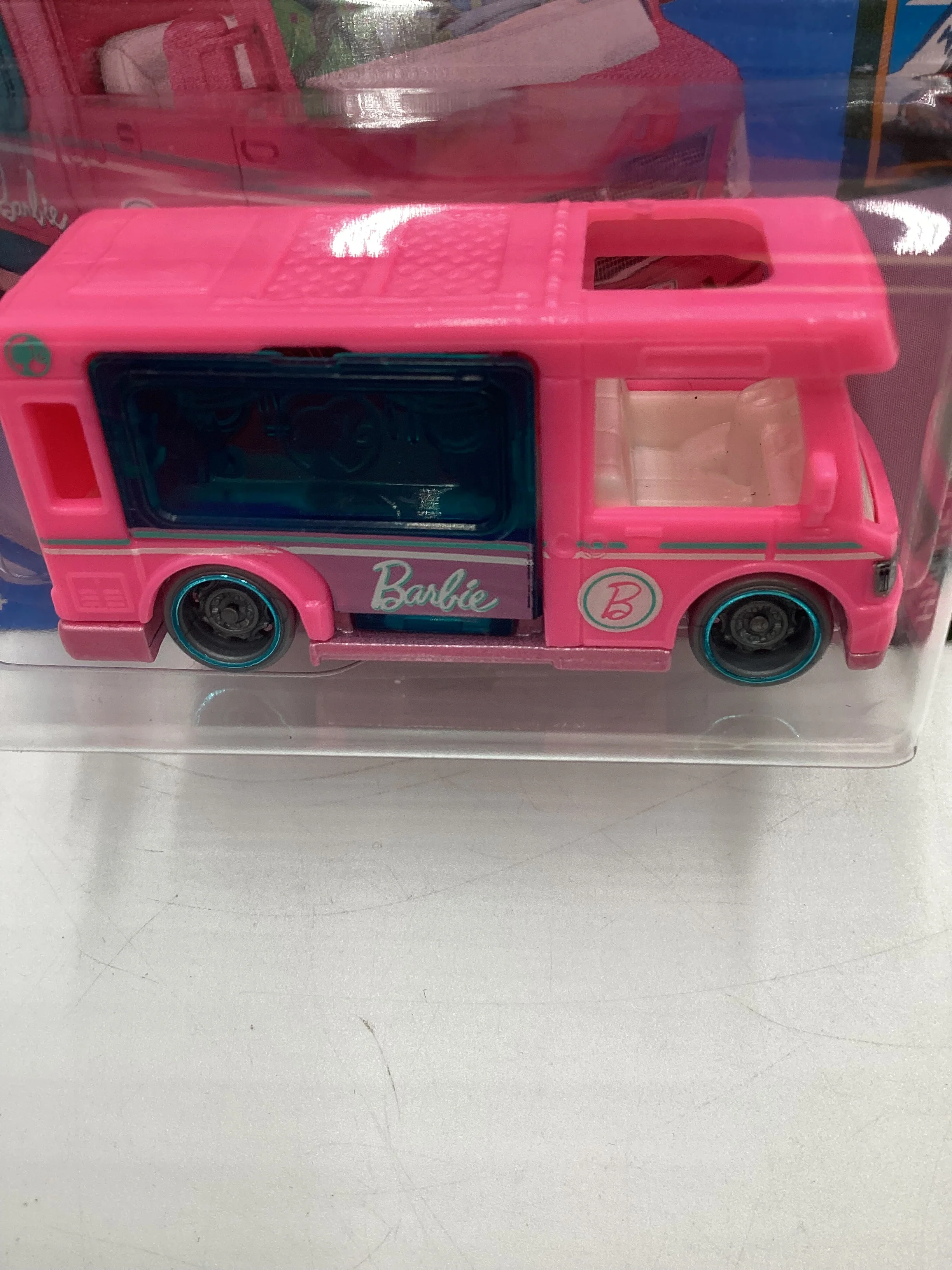 2021 Hot Wheels Getaways #56 Barbie Dream Camper Pink Short Card 123C - Image 3