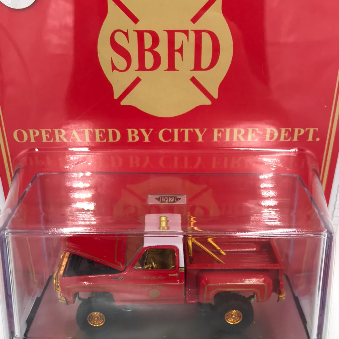 2022 M2 MACHINES 1976  Chevrolet Scottsdale Fire Truck Hobby Exclusive CHASE HS23 - Image 3
