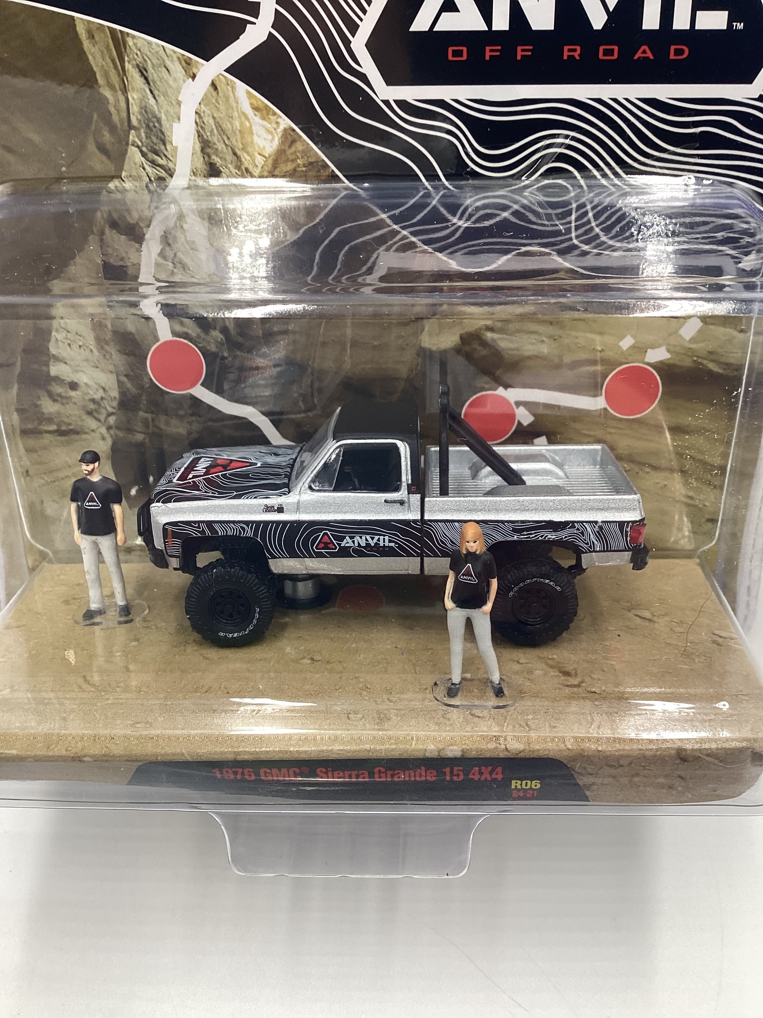 2024 M2 Machines Diorama 1976 GMC Sierra Grande 15 4x4 R06 197E - Image 2