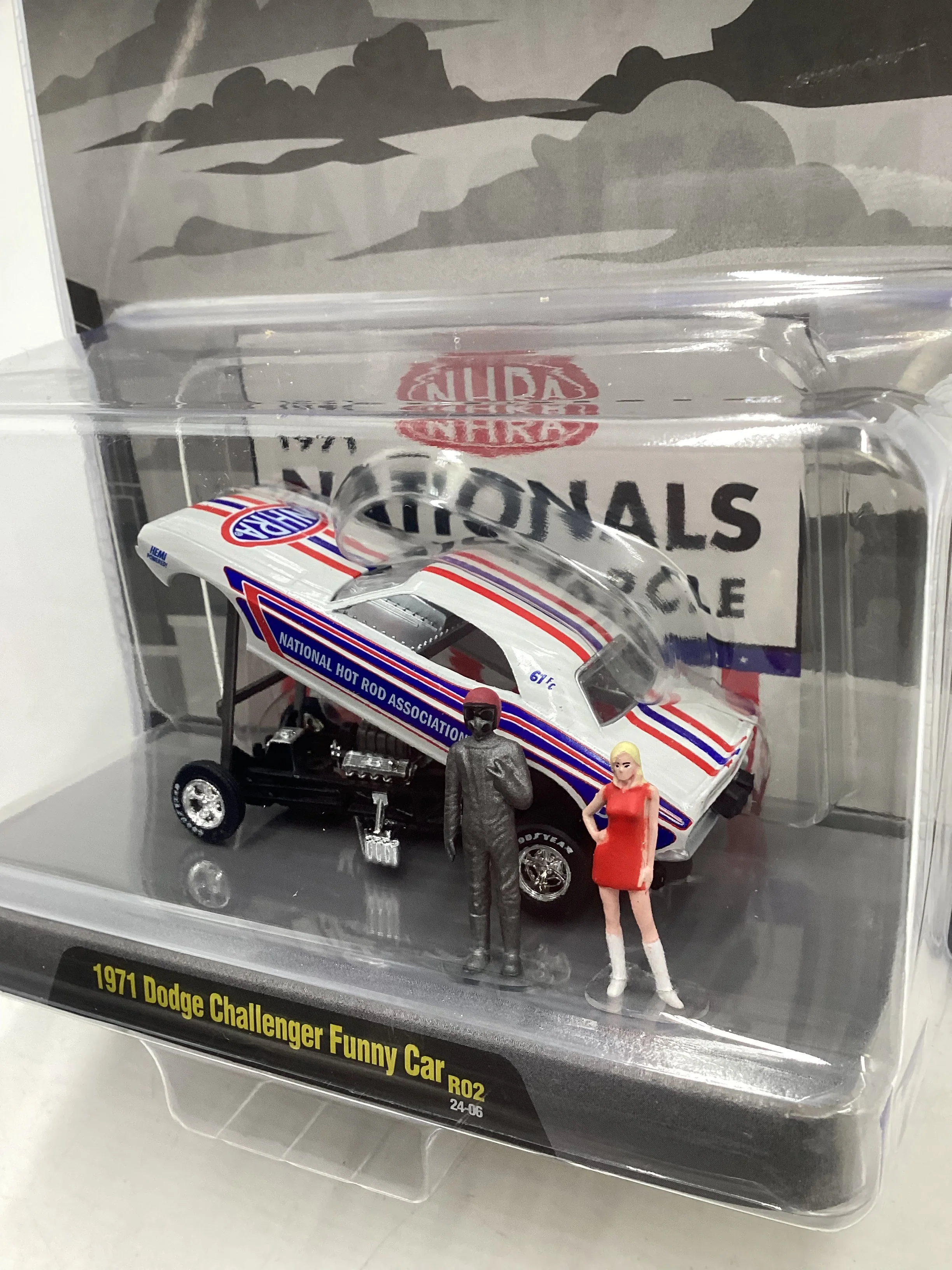 2024 M2 Machines Diorama R02 1971 Dodge Challenger Funny Car 197E - Image 4
