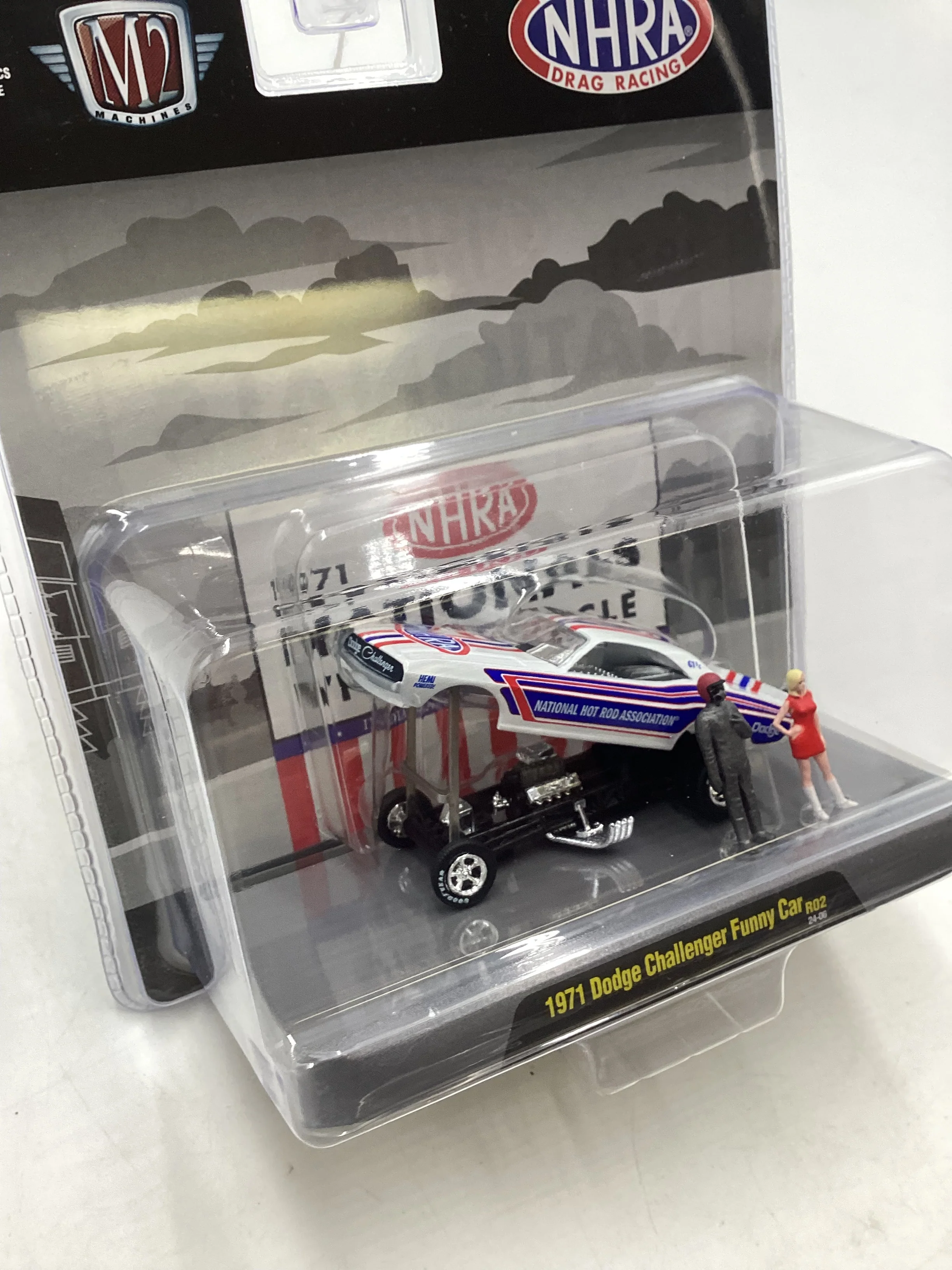 2024 M2 Machines Diorama R02 1971 Dodge Challenger Funny Car 197E - Image 5