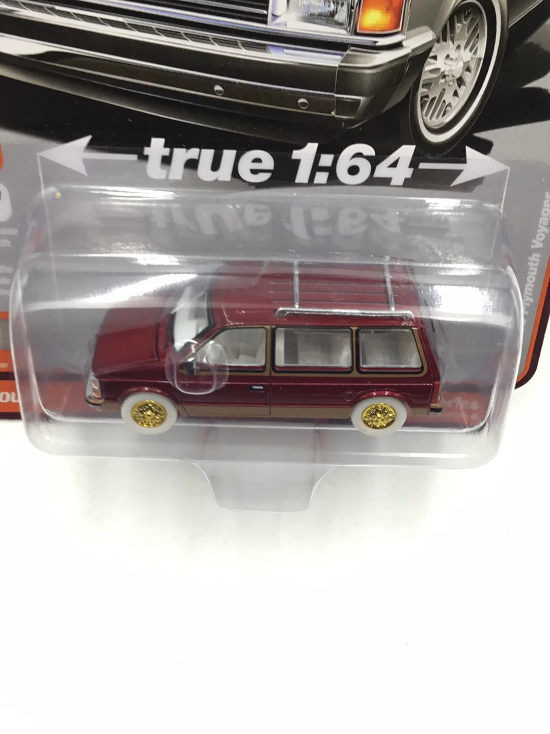 Auto world Mighty Minivans 1985 Plymouth Voyager ultra red chase - Image 5