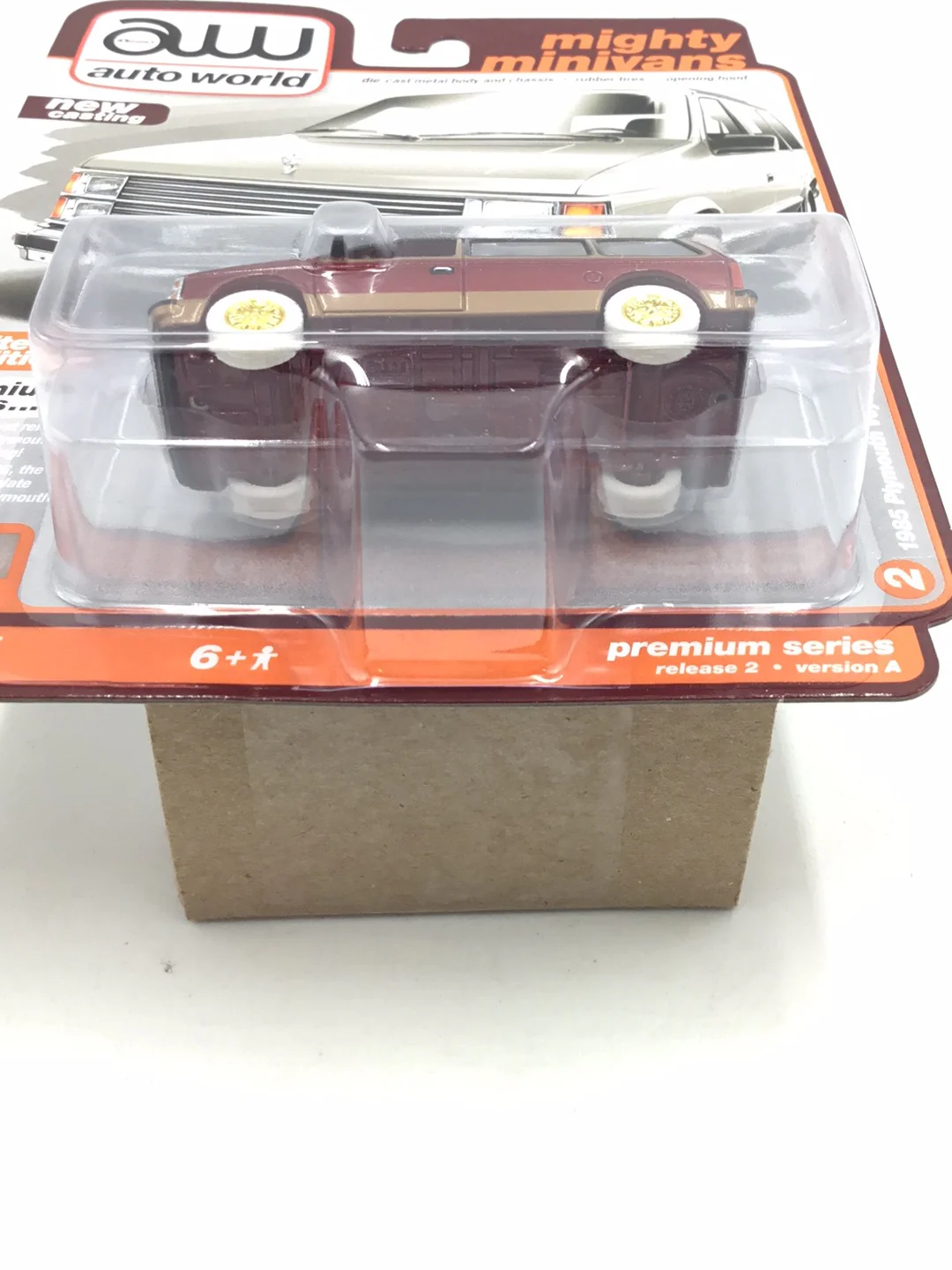 Auto world Mighty Minivans 1985 Plymouth Voyager ultra red chase - Image 7