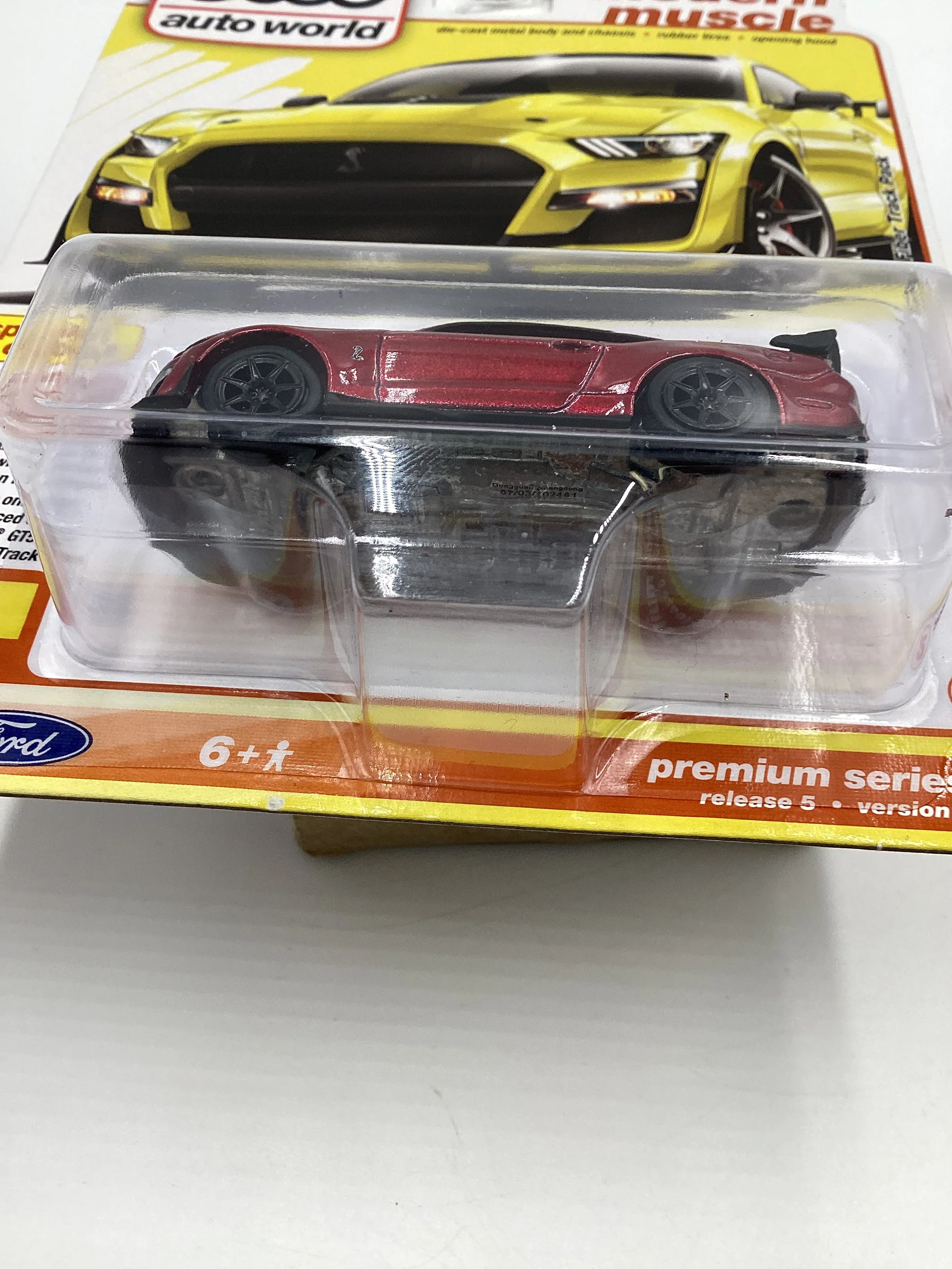 Auto World Modern Muscle Release 5 Version A 2021 Shelby GT-500 Carbon Fiber Track Pack Ultra Red Chase - Image 7