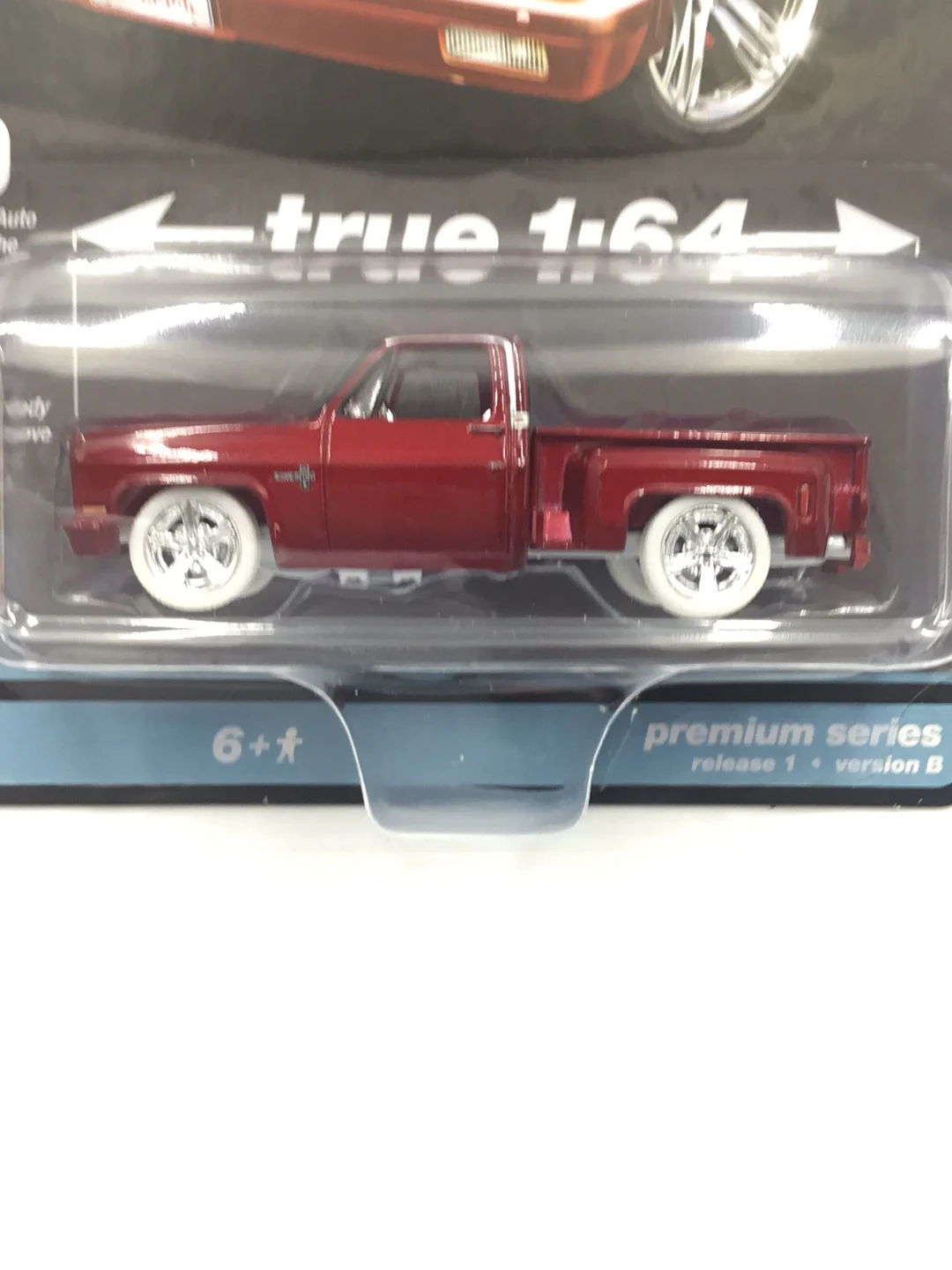 Auto world muscle trucks Ultra Red Chase 1983 Chevy Silverado Stepside - Image 2