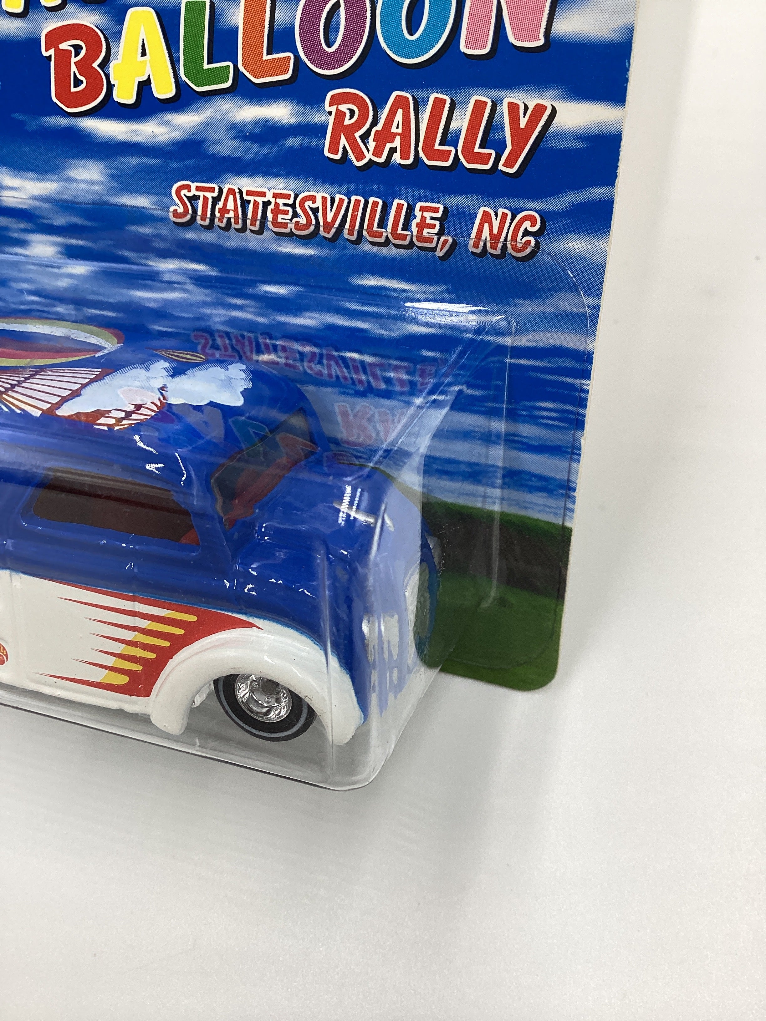 1999 Hot Wheels National Ballon Rally NC Dairy Delivery White/Blue W/Protector SR - Image 4