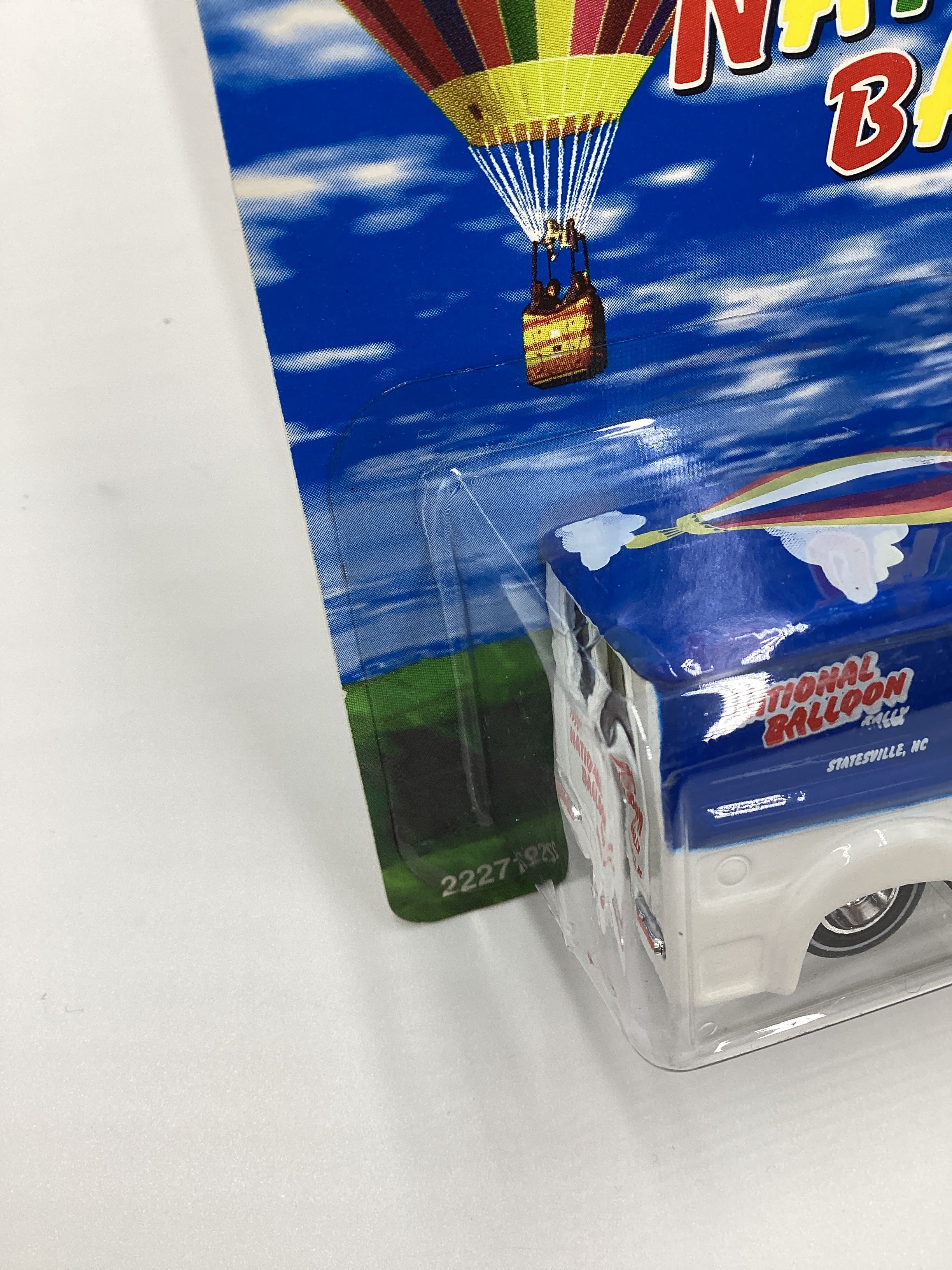 1999 Hot Wheels National Ballon Rally NC Dairy Delivery White/Blue W/Protector SR - Image 5