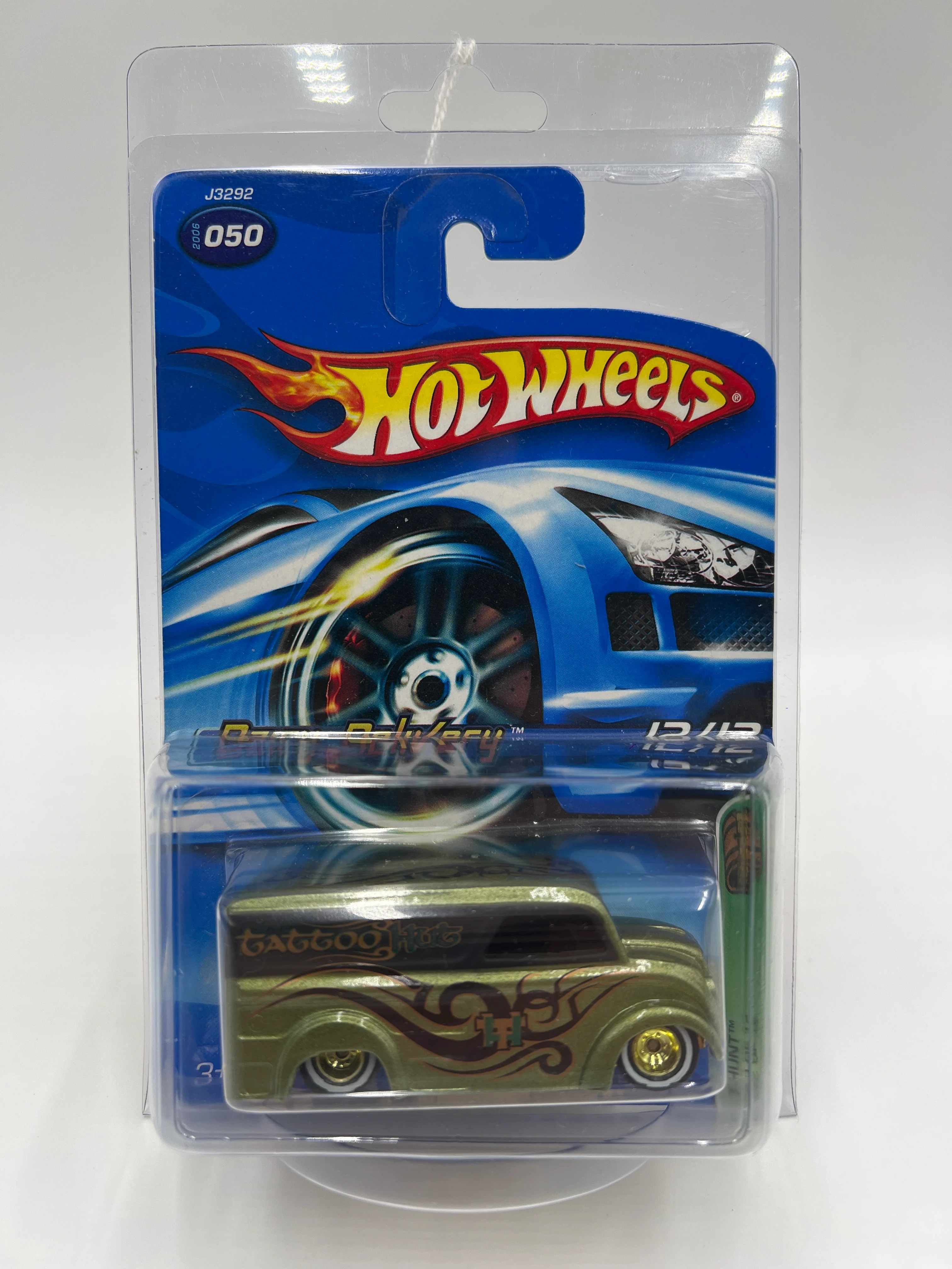2006 Hot Wheels Treasure Hunt #50 Dairy Delivery W/Real Riders W/Protector - Image 7
