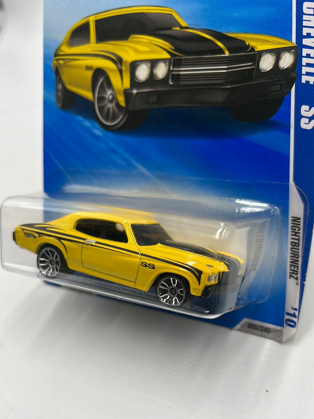 2010 Hot Wheels Nightburnerz ‘70 Chevelle SS Yellow 90/240 1C - Image 4