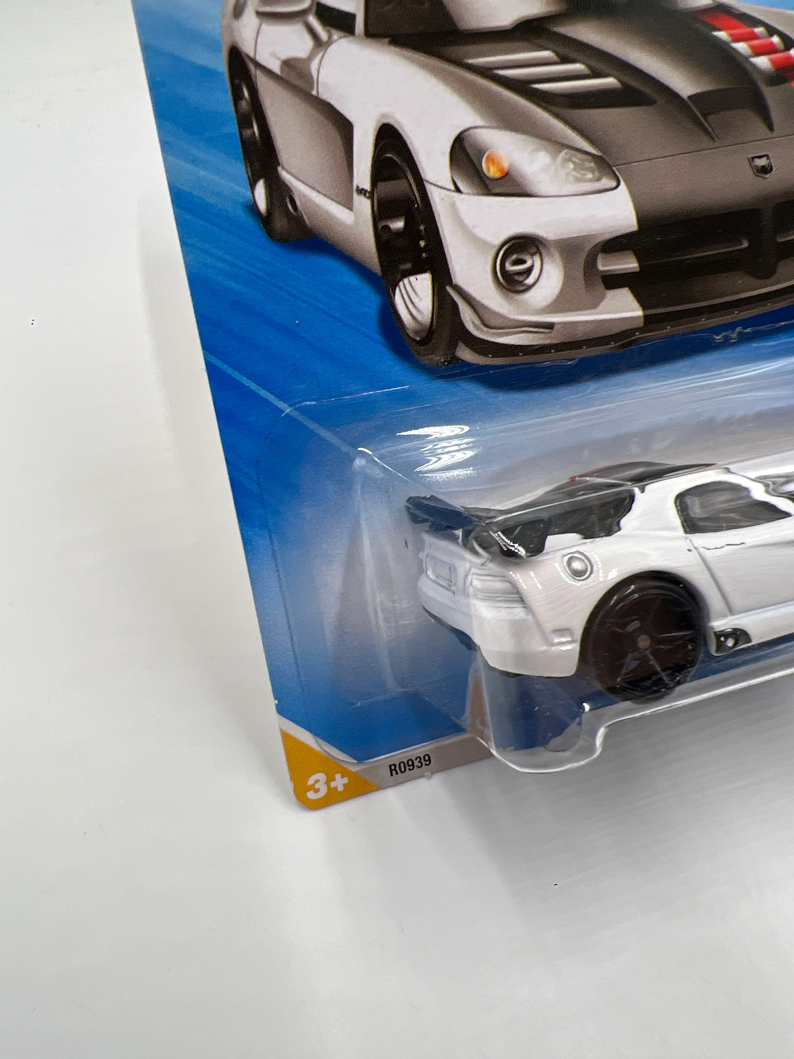 2010 Hot Wheels New Models #22 08 Viper SRT10 ACR White 40A - Image 5