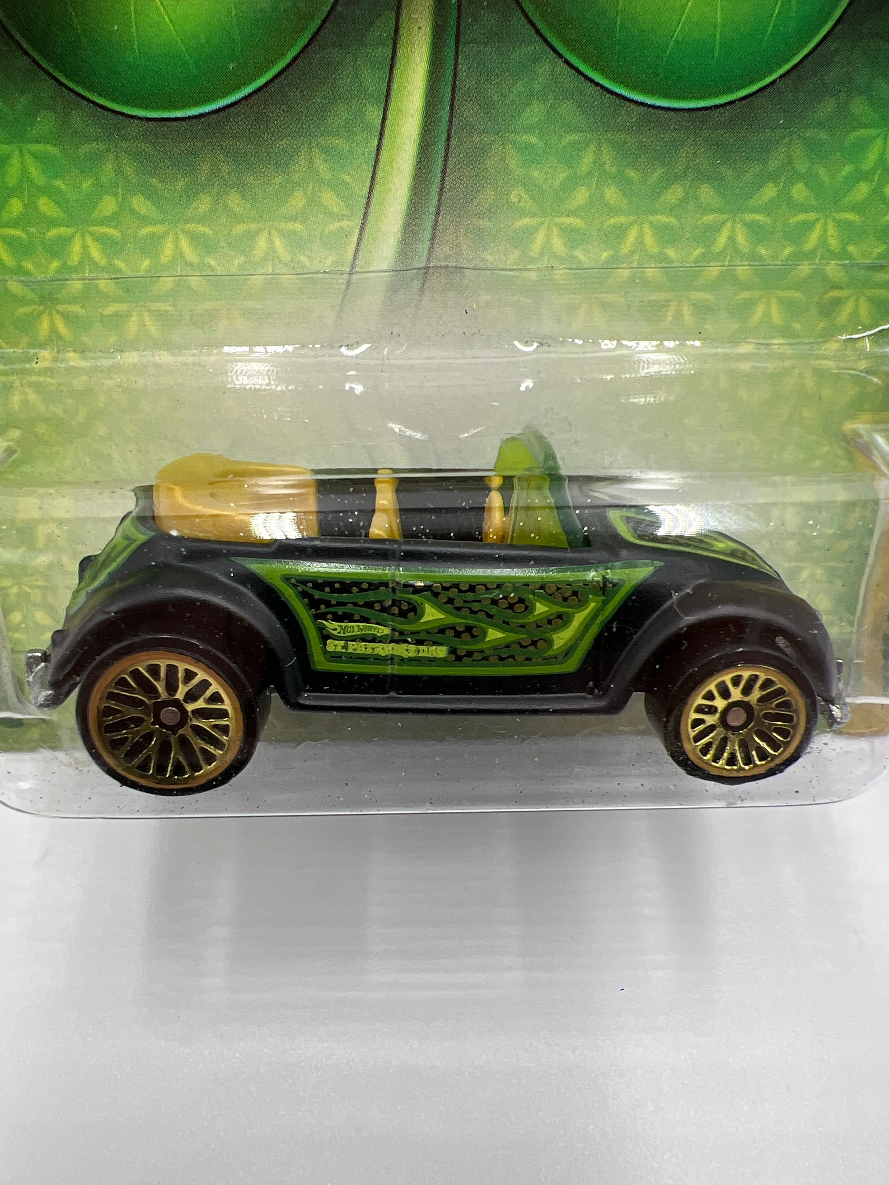 2011 Hot Wheels Clover Cars Volkswagen Beetle Matte Black/Green 153C - Image 3