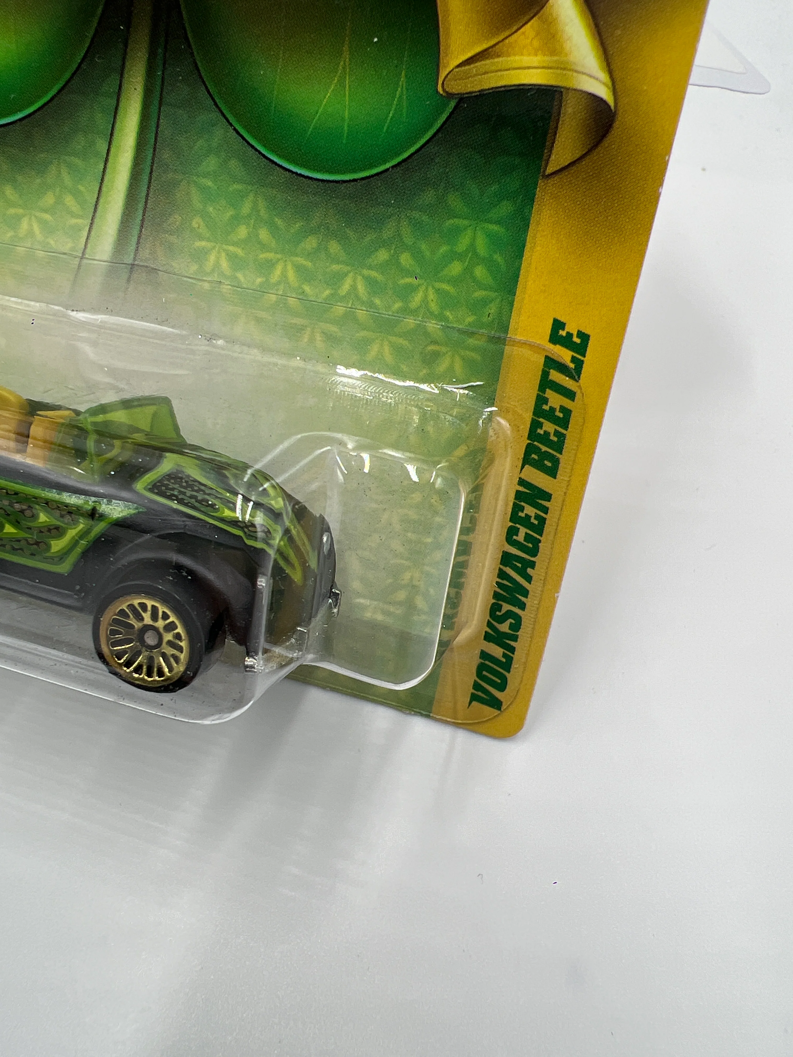 2011 Hot Wheels Clover Cars Volkswagen Beetle Matte Black/Green 153C - Image 4