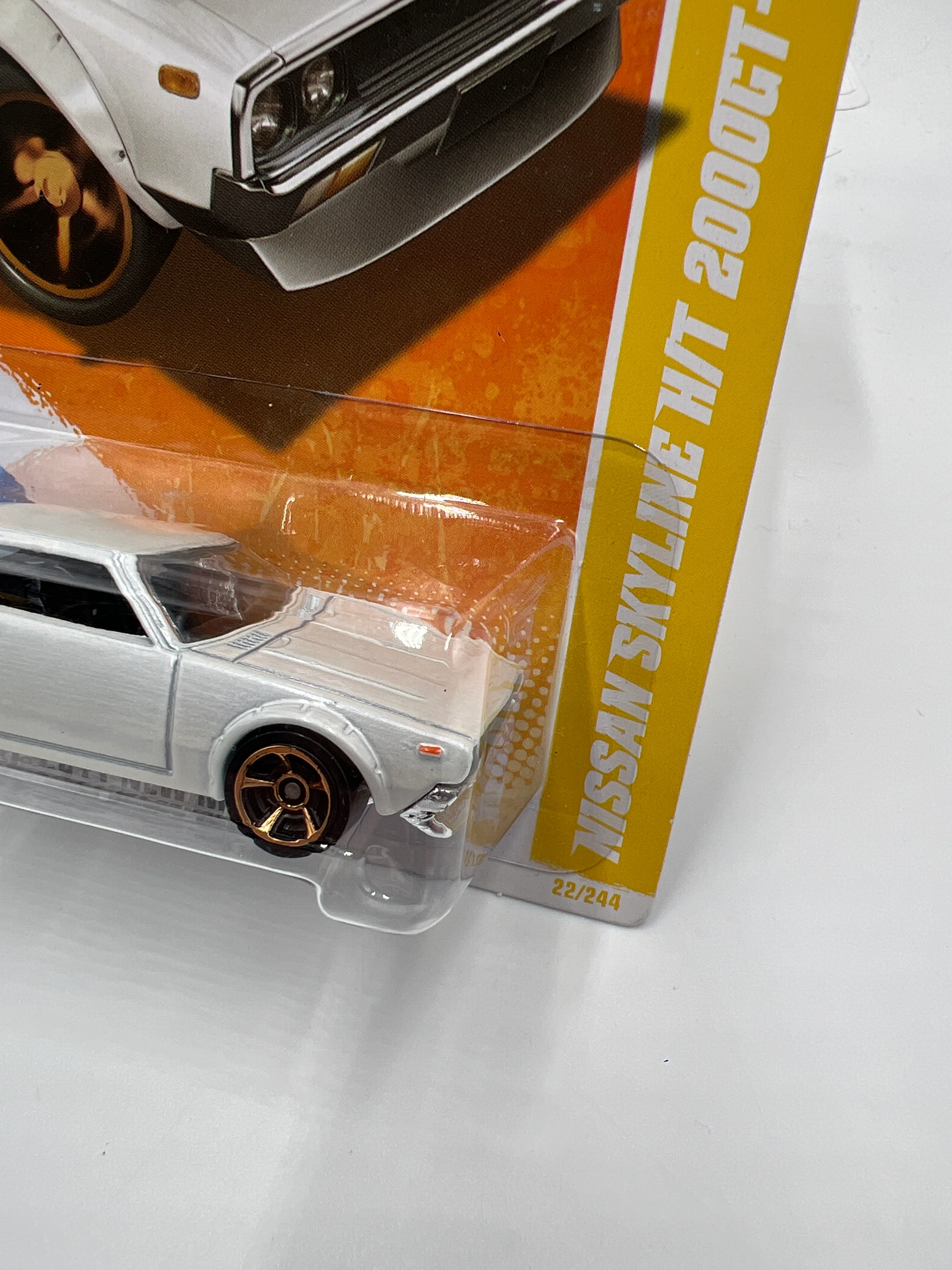 2011 Hot Wheels New Models #22 Nissan Skyline H/T 2000GT-R White - Image 4