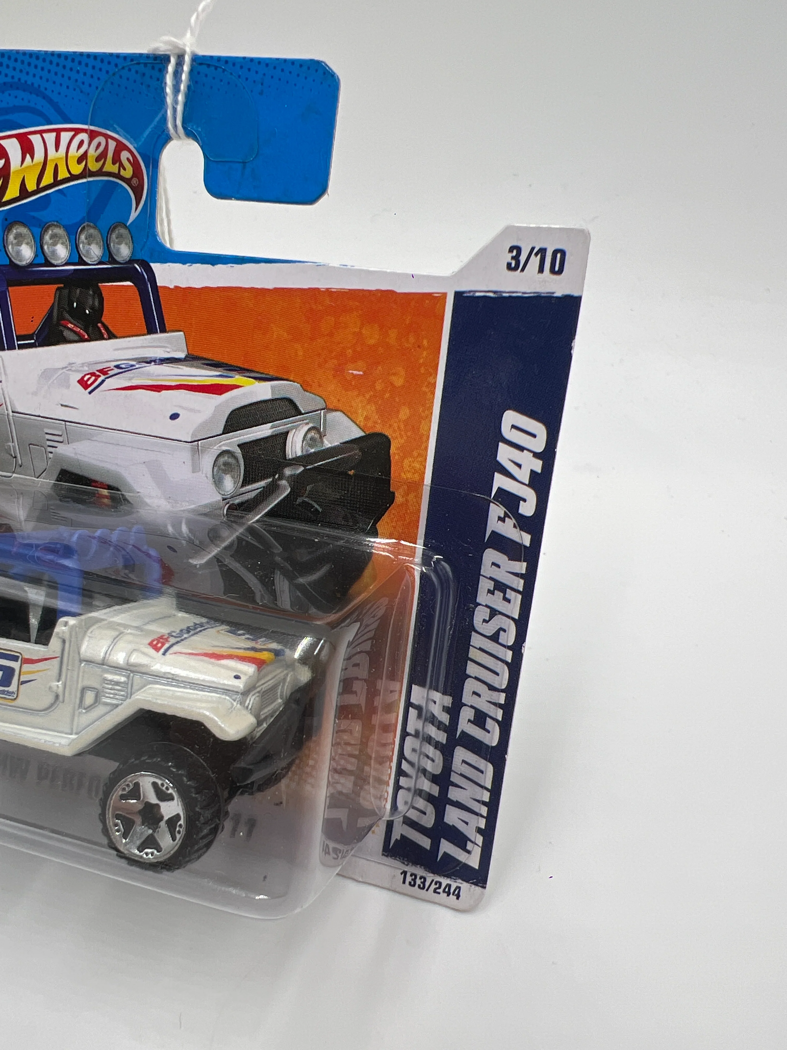 2011 Hot Wheels Short Card Performance #133 Toyota Land Cruiser FJ40 White - Image 3