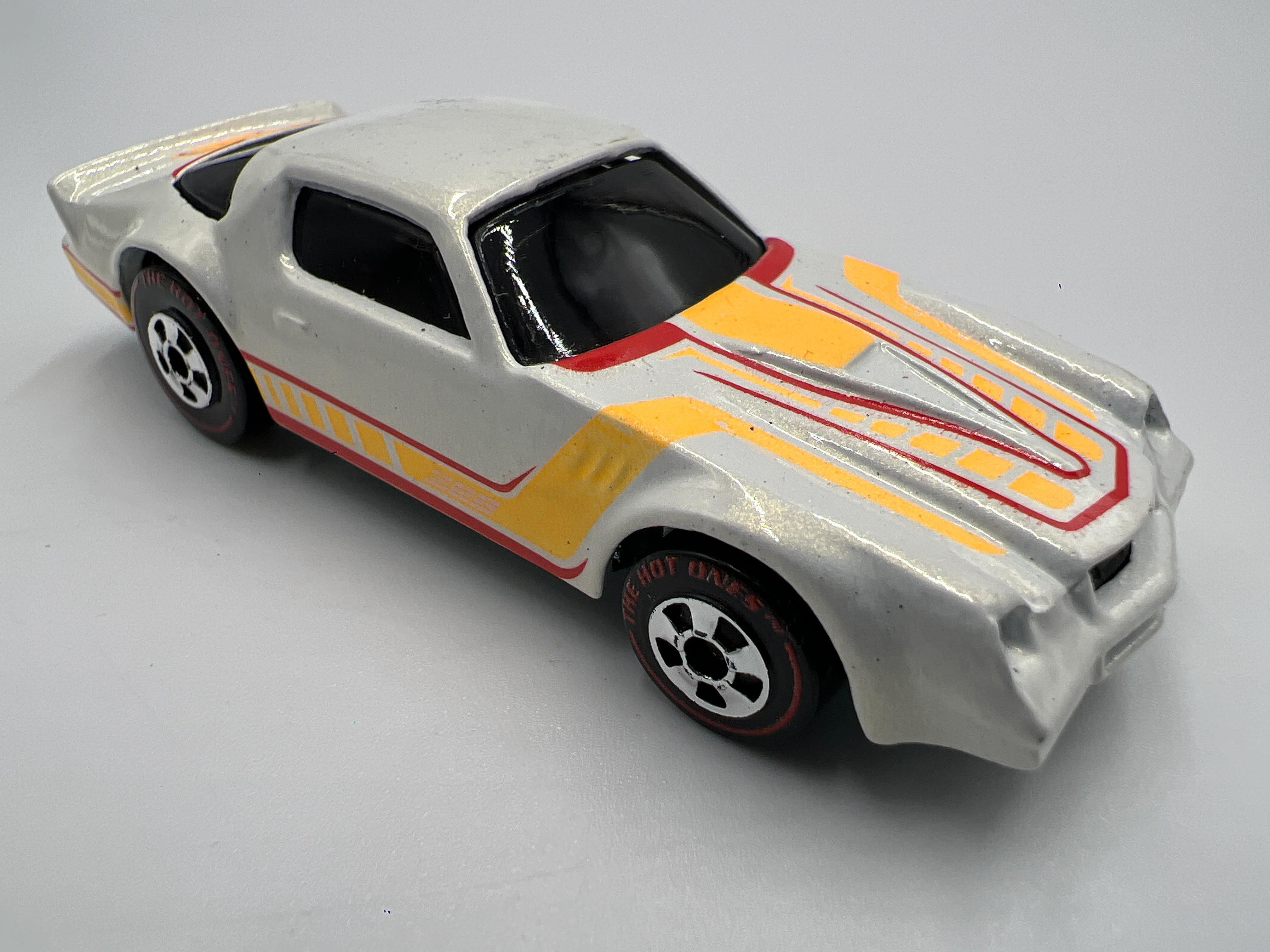 2011 Hot Wheels The Hot Ones CHASE 1982 Chevy Camaro Z-28 White Loose - Image 2