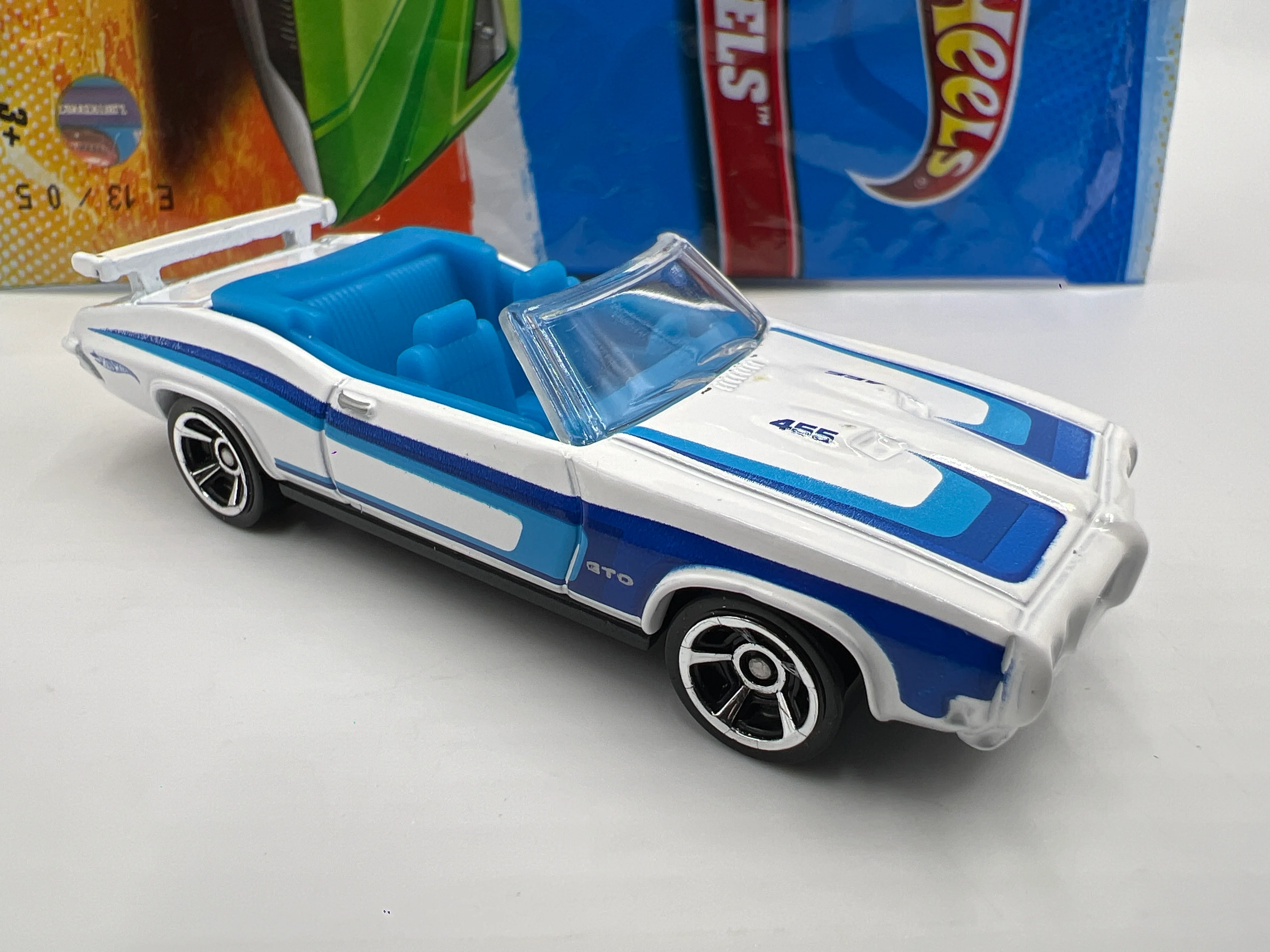 2012 Hot Wheels Mystery Models #5 70 Pontiac GTO White/Blue W/Poster - Image 2