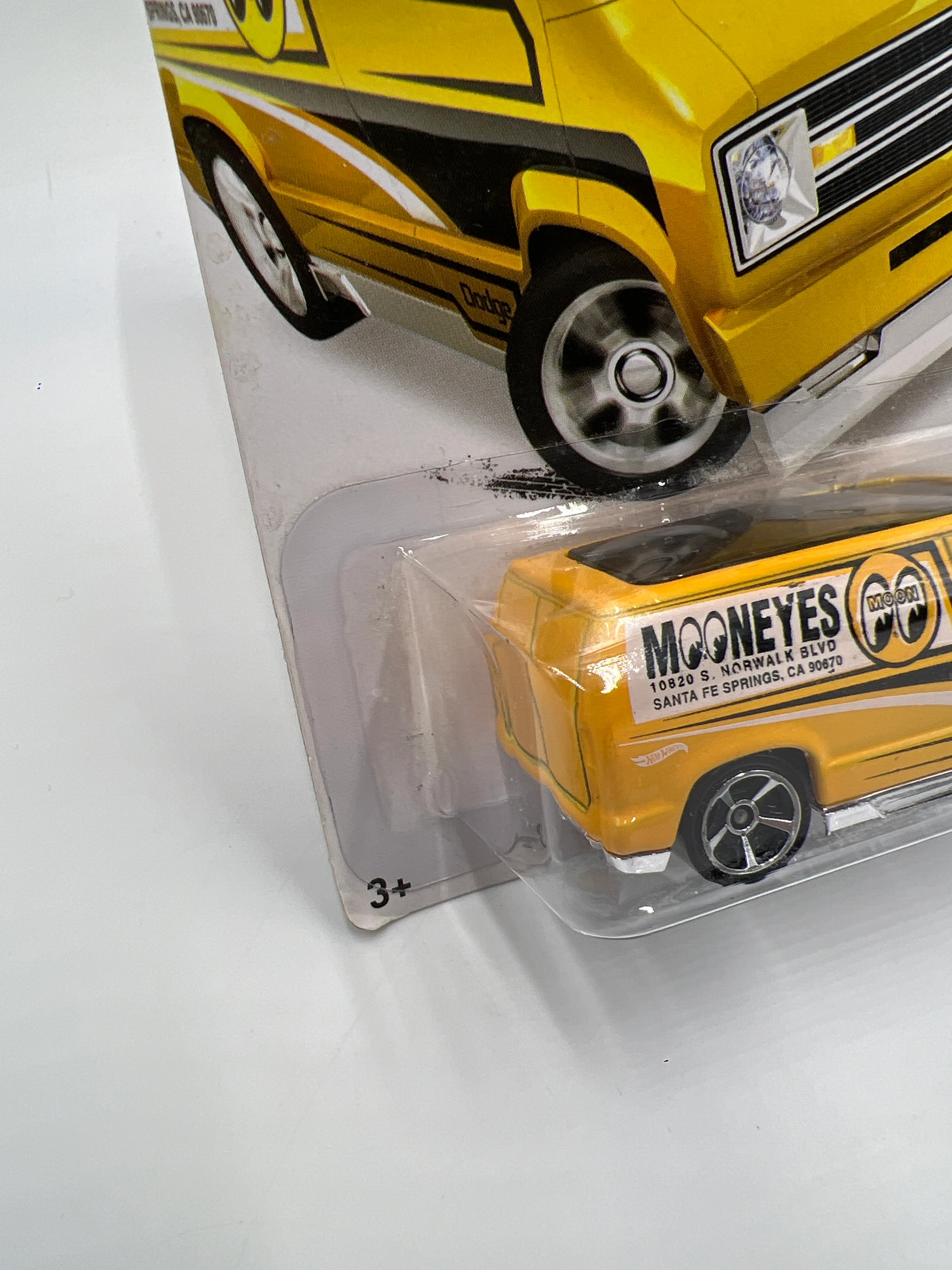 2014 Hot Wheels City #20 Custom 77 Dodge Van Yellow Mooneyes 53B - Image 4