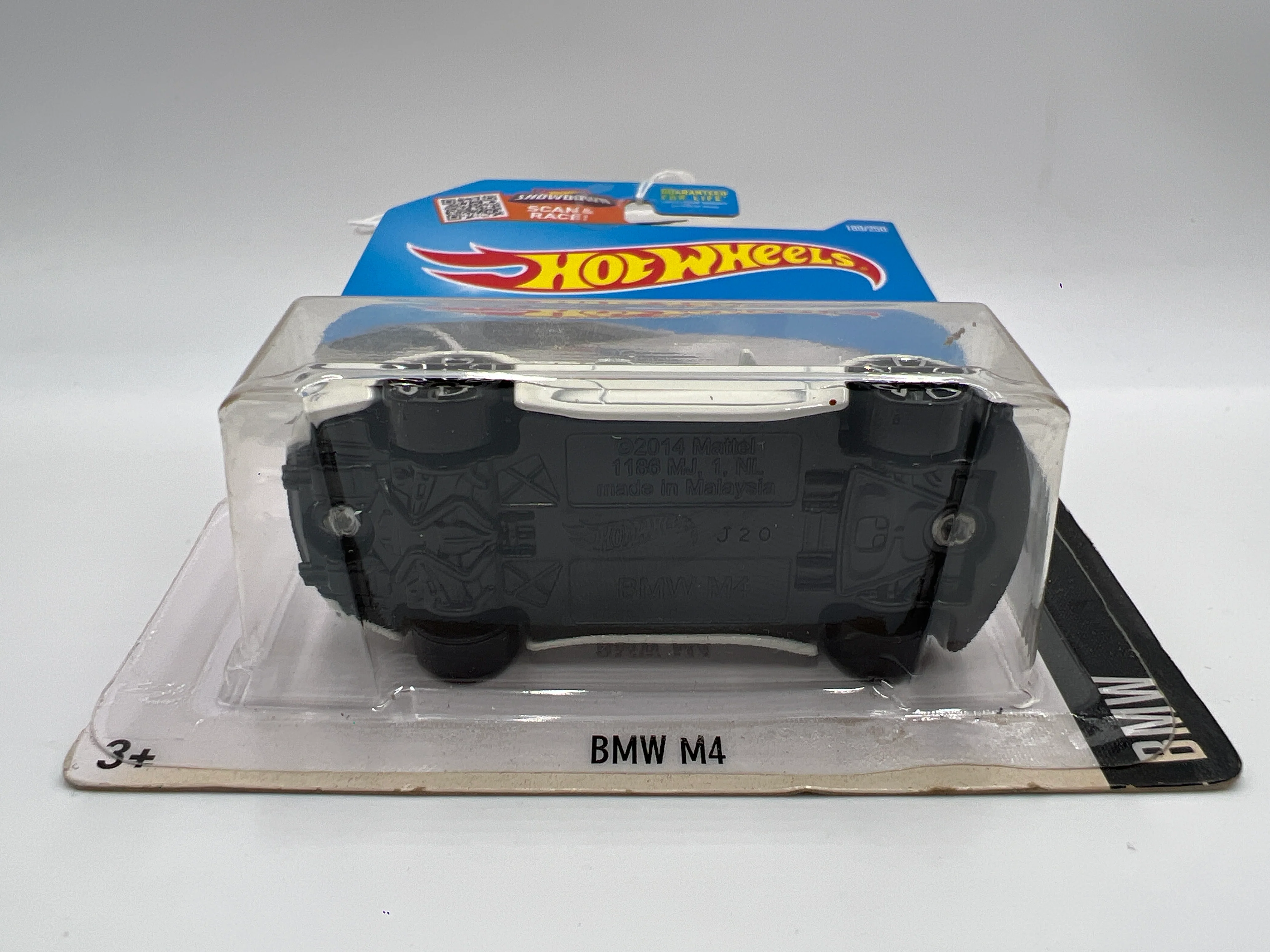 2016 Hot Wheels #189 BMW M4 White - Image 3