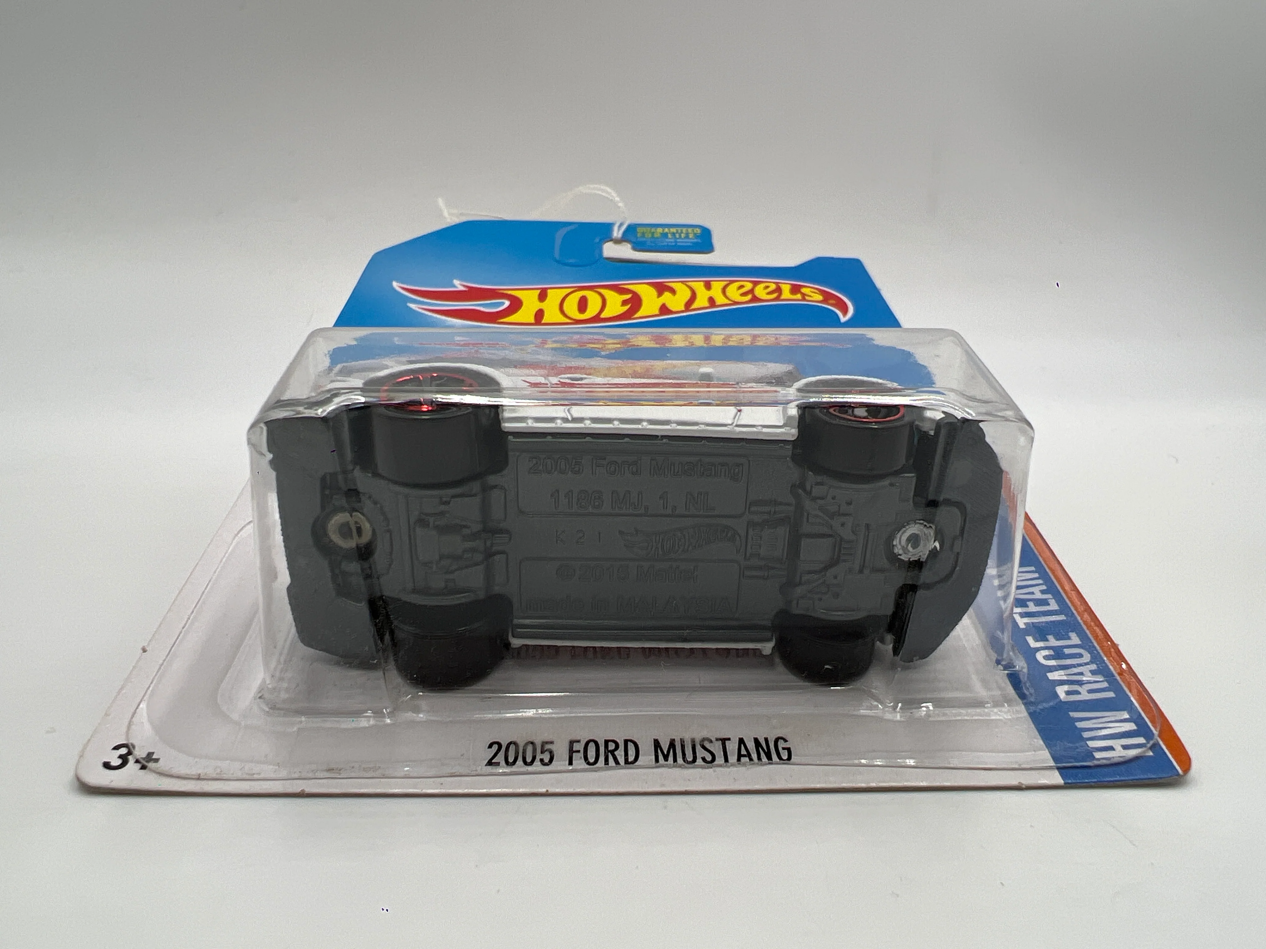 2017 Hot Wheels Race Team Kmart Exclusive 2005 Ford Mustang White 238B - Image 5