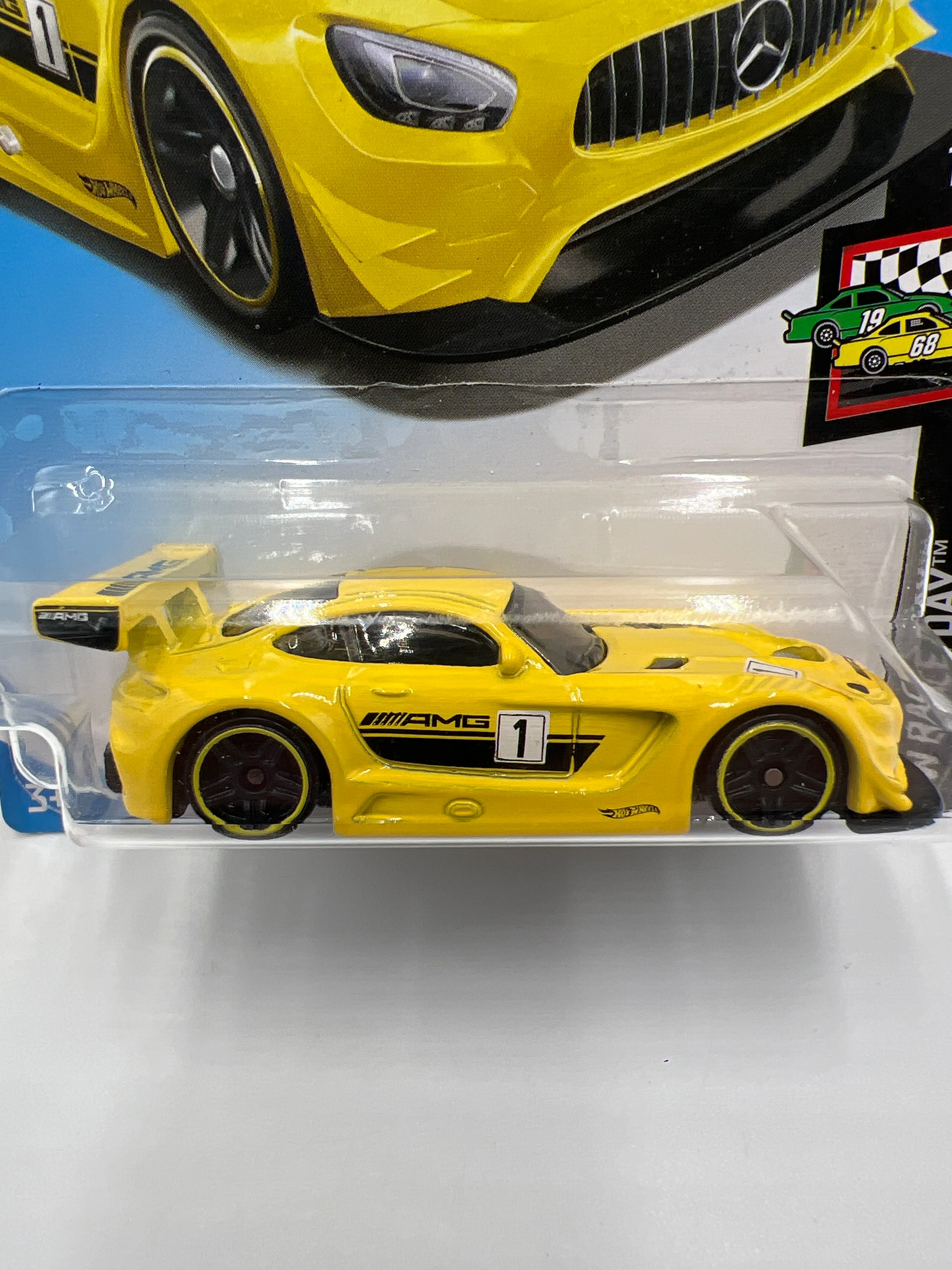 2019 Hot Wheels Race Day #74 16 Mercedes-AMG GT3 Yellow cracked blister 90G - Image 2