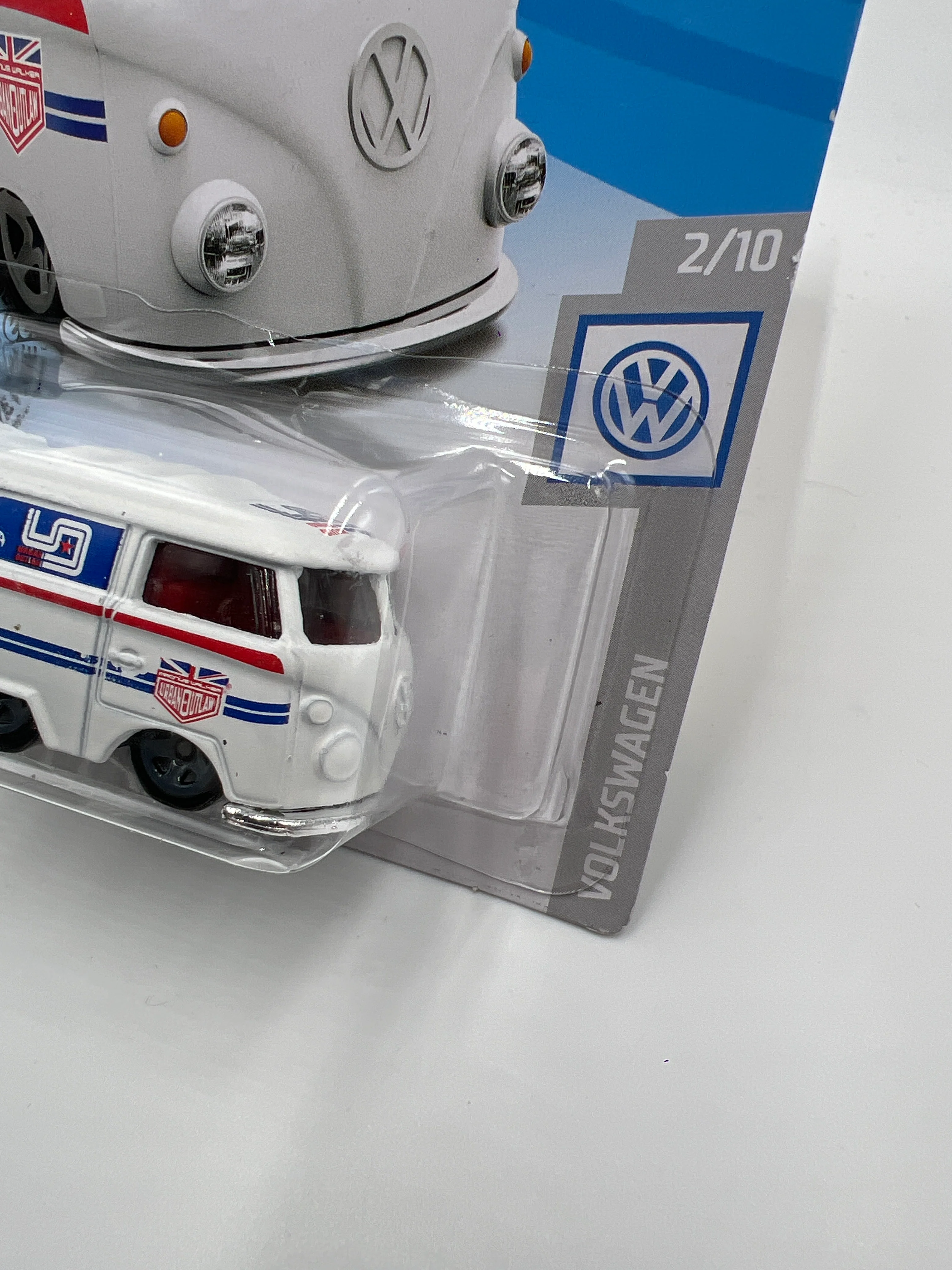 2019 Hot Wheels Volkswagen #136 Urban Outlaw Kool Kombi White 97E - Image 3