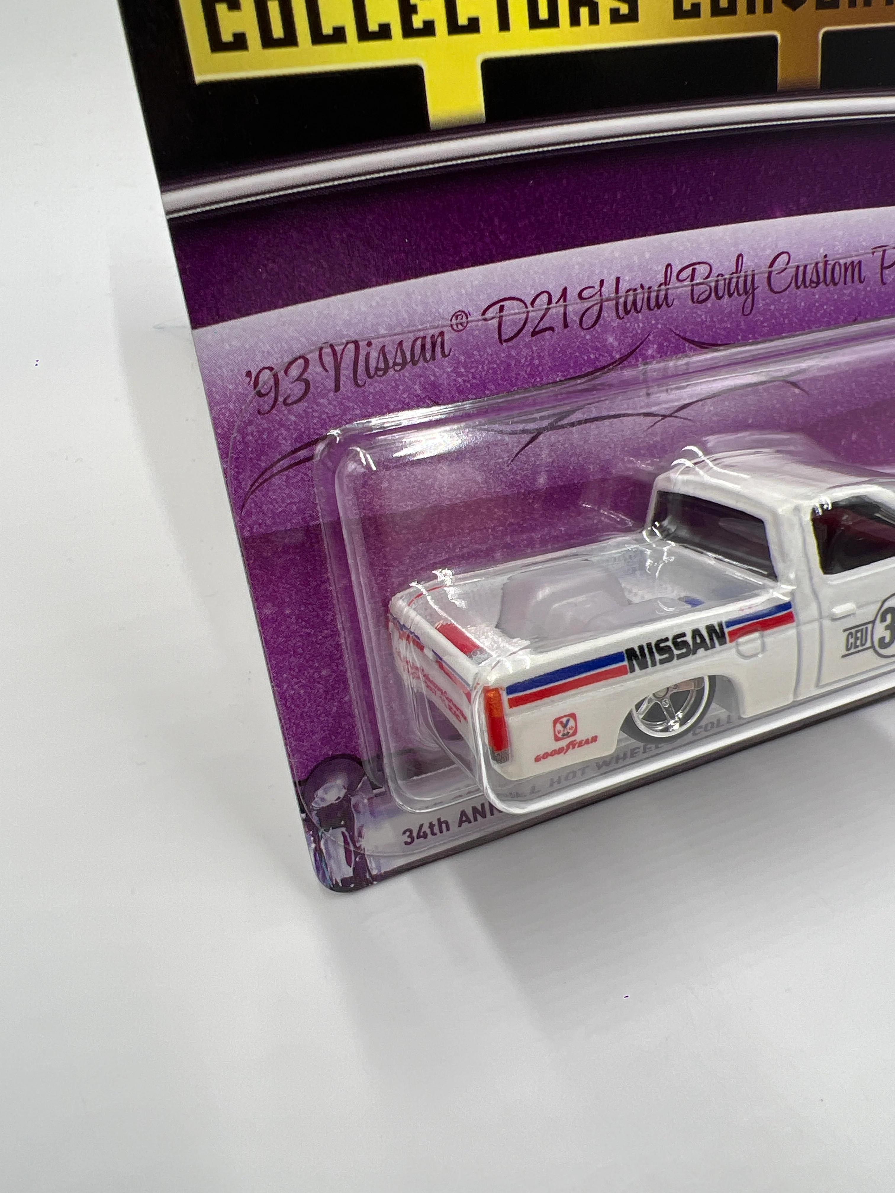 2020 Hot Wheels 34th Annual Collectors Convention LA #2409/6700 93 Nissan D21 Hard Body Custom White W/Protector - Image 4