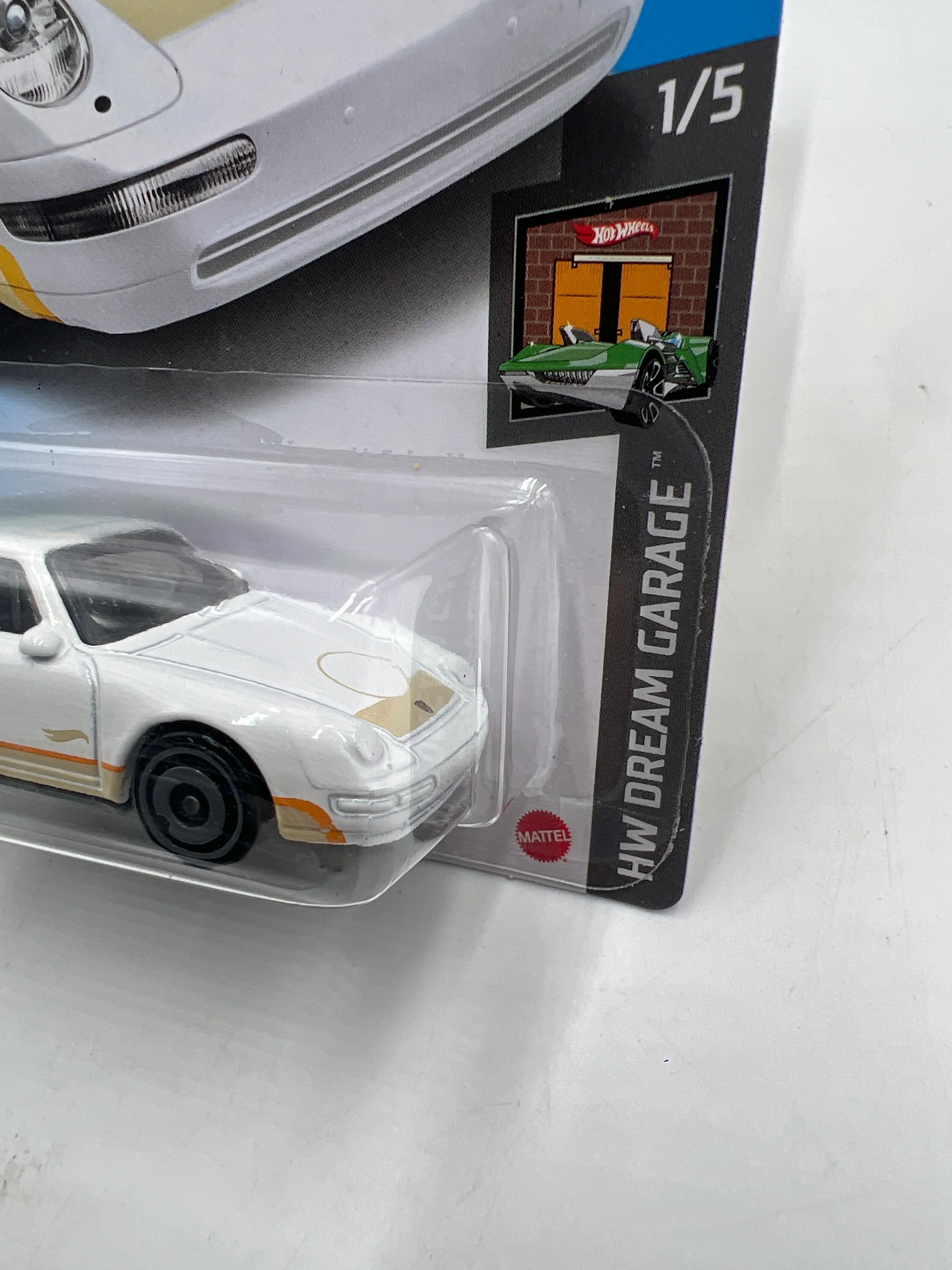 2020 HW Dream Garage #16 96 Porsche Carrera White 98C - Image 3